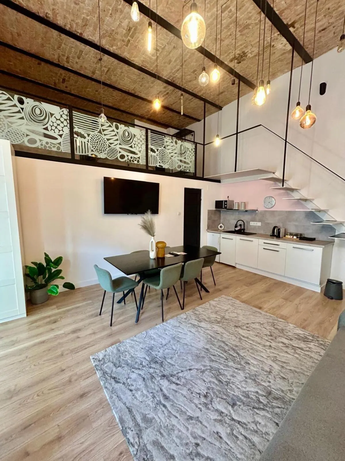 TV and multimedia in Butik Life Hotel & Apartments