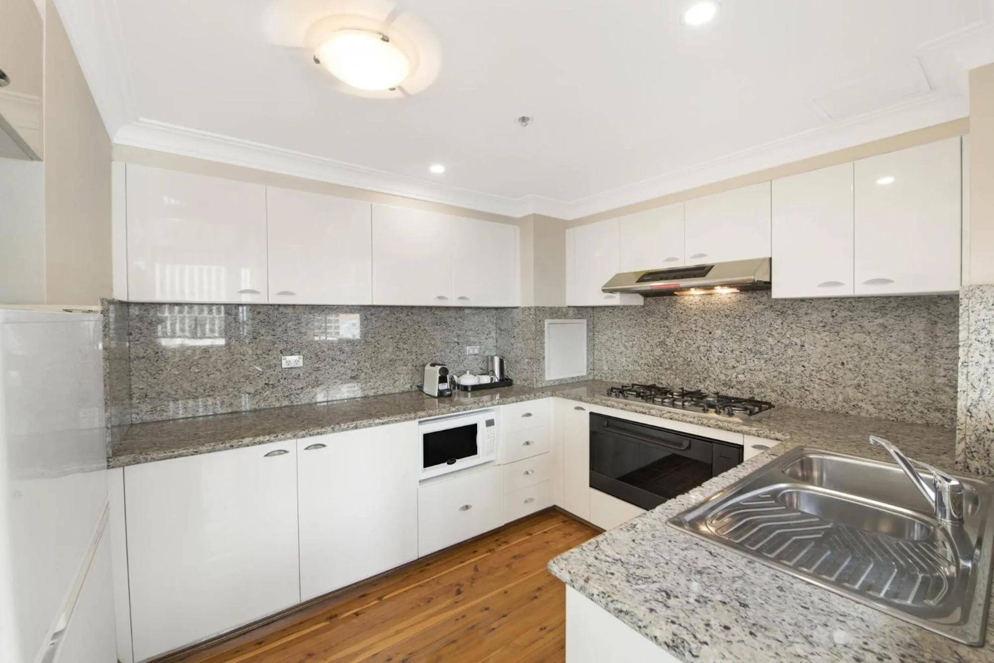 Kitchen or kitchenette, Kitchen/Kitchenette in YEHS Hotel Sydney Harbour Suites