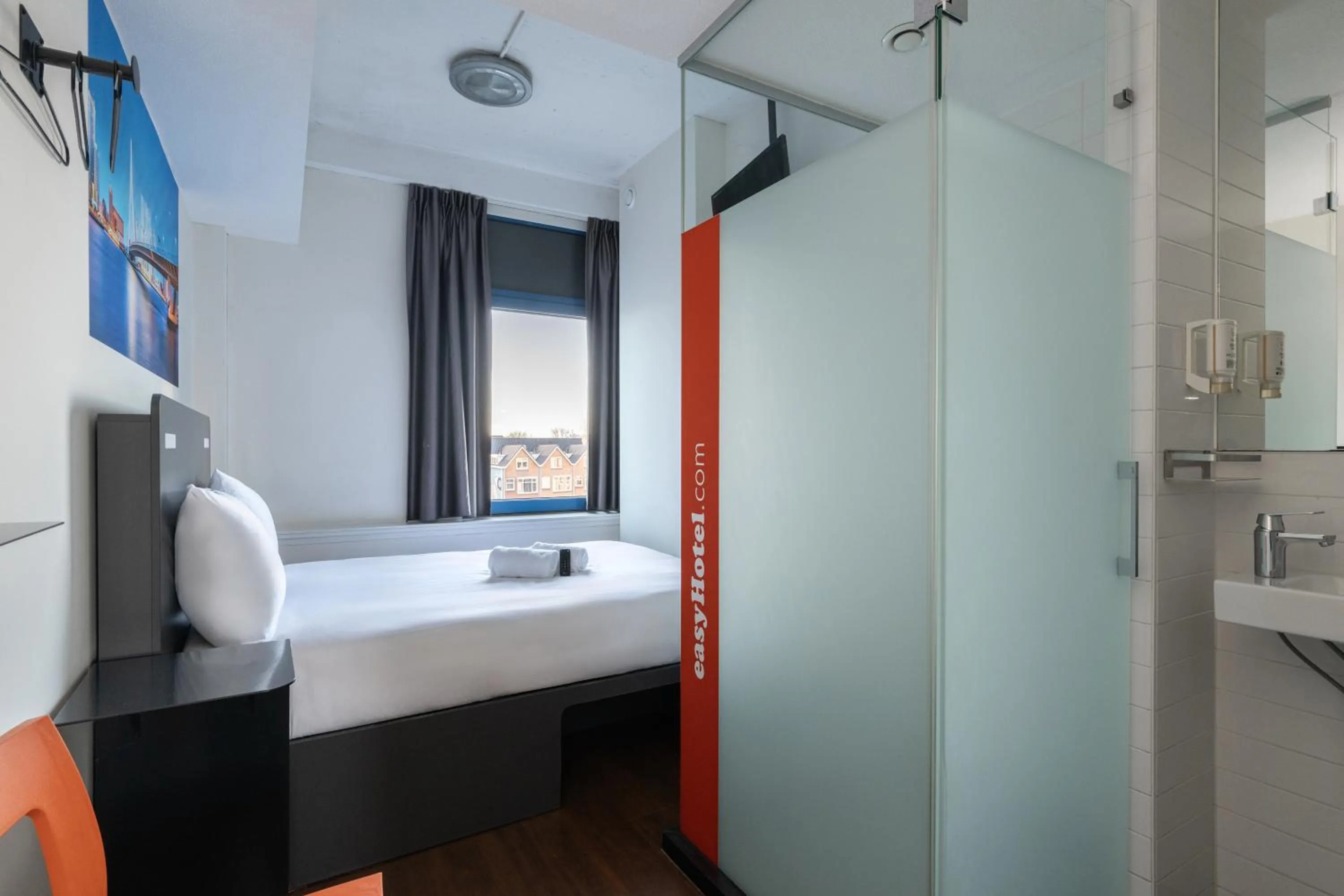 Bedroom, Bed in easyHotel Rotterdam City Centre