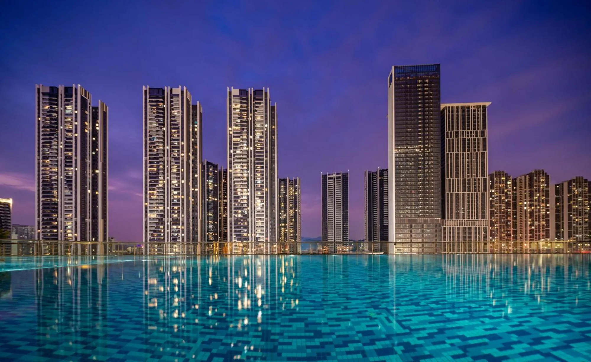 Swimming pool in Genpla Hotel Shenzhen Nanshan