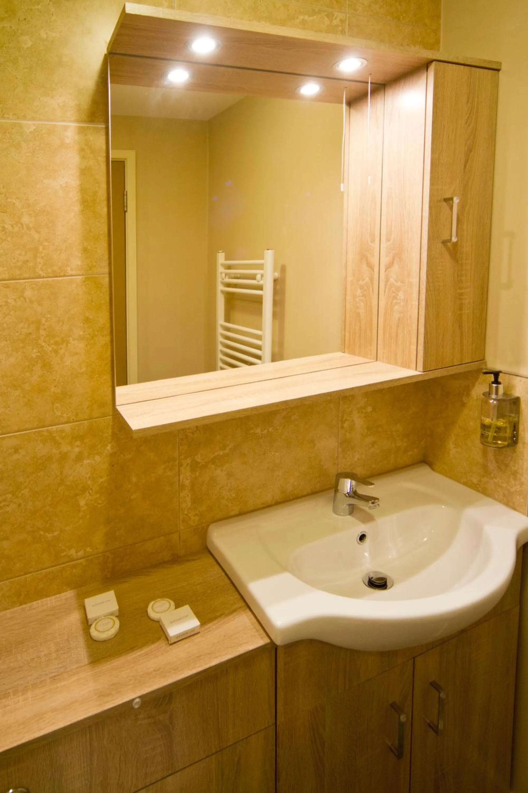 Shower in Eight Bells Inn