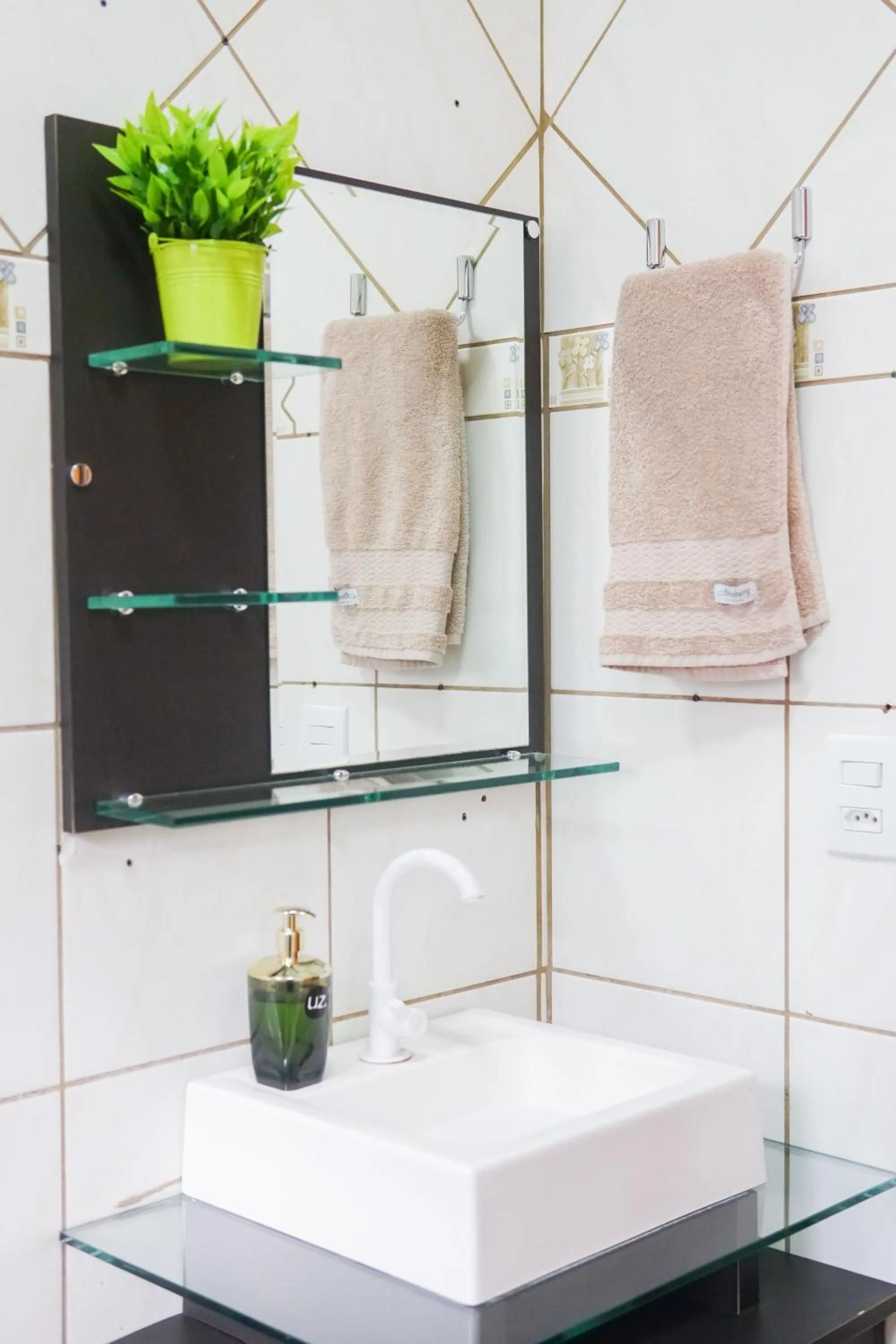 Bathroom in Ypê Flats e Containers
