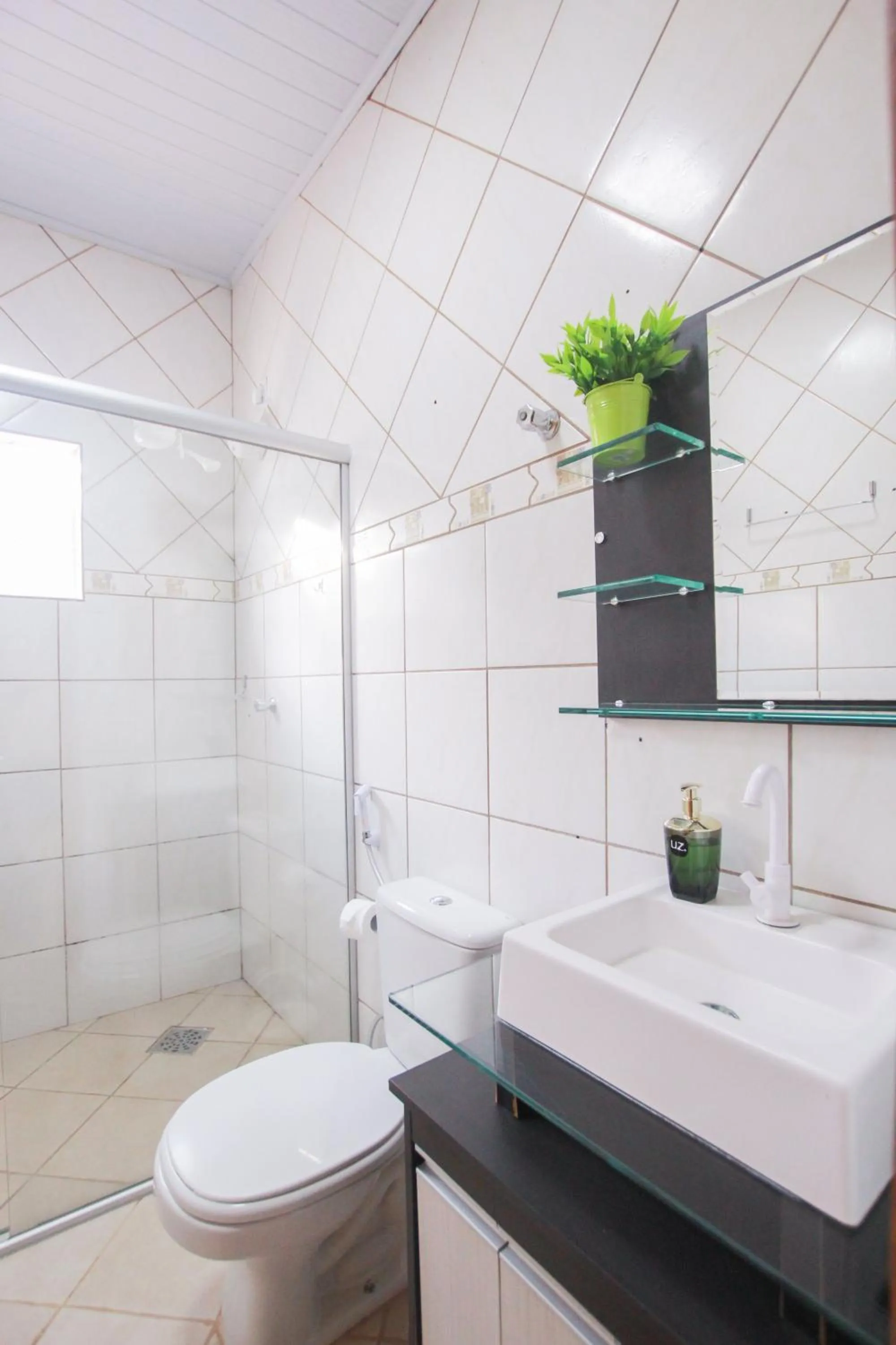 Bathroom in Ypê Flats e Containers