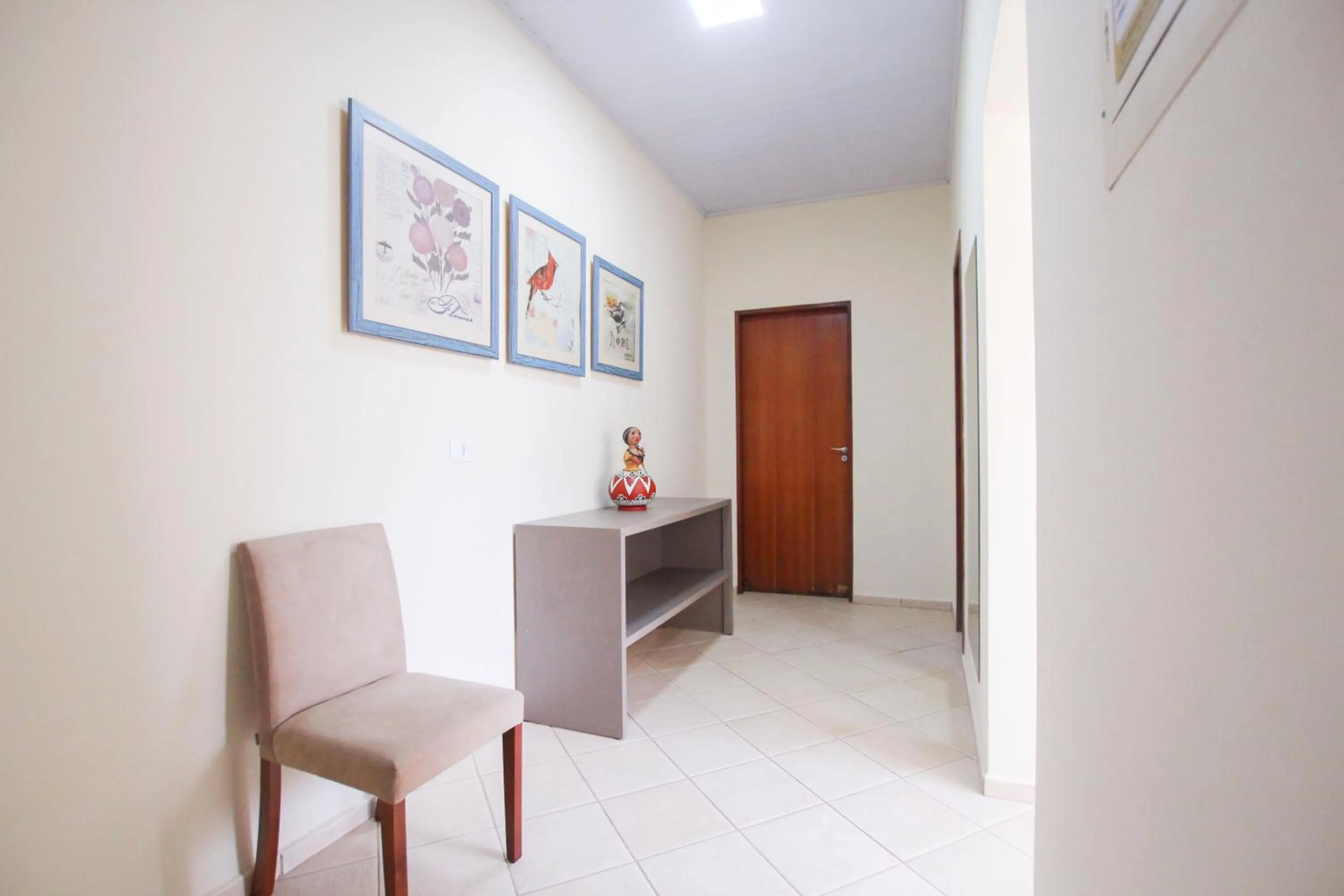 Communal lounge/ TV room in Ypê Flats e Containers