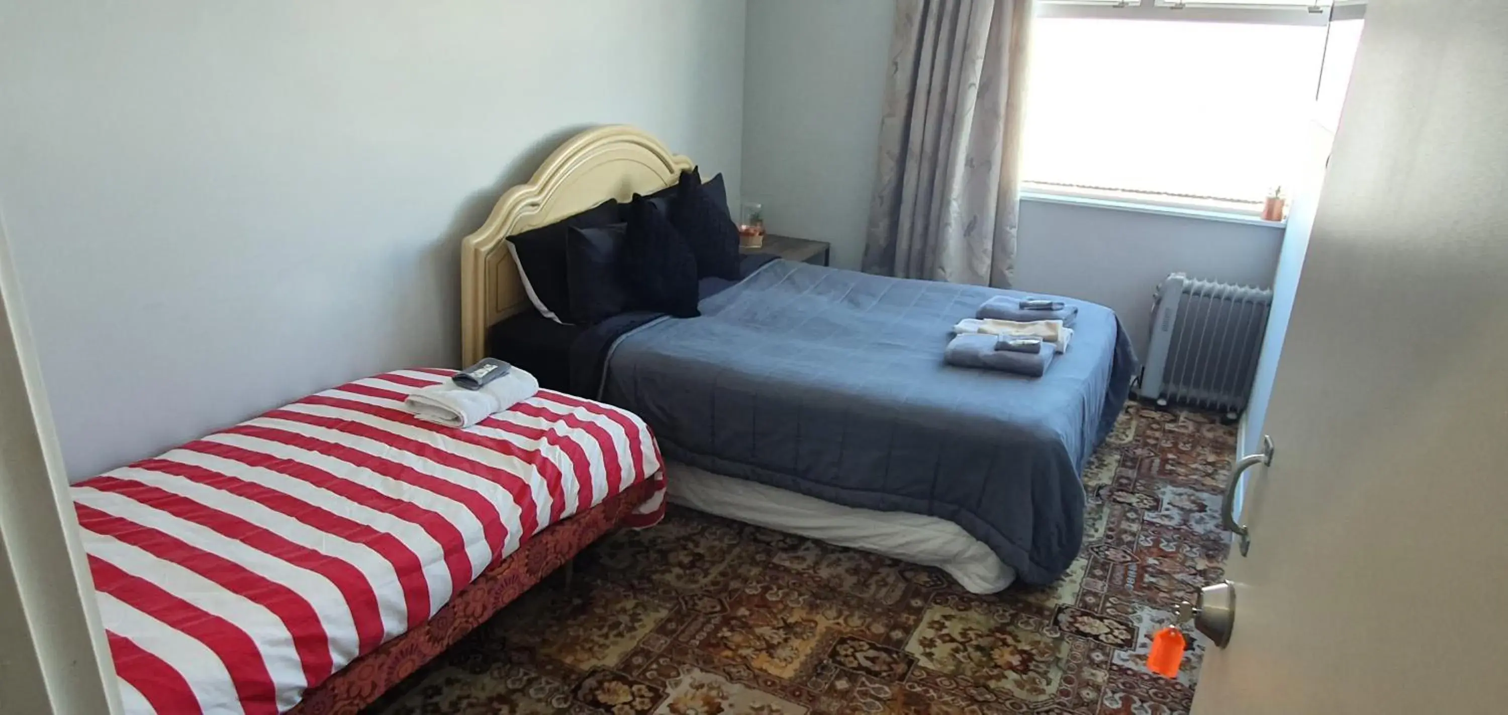 Double Room with Shared Bathroom in Hotel Motueka Backpackers, Loud Live Music Friday Saturday Nights Double Room with Shared Bathroom in Hotel Motueka Backpackers, Loud Live Music Friday Saturday Nights