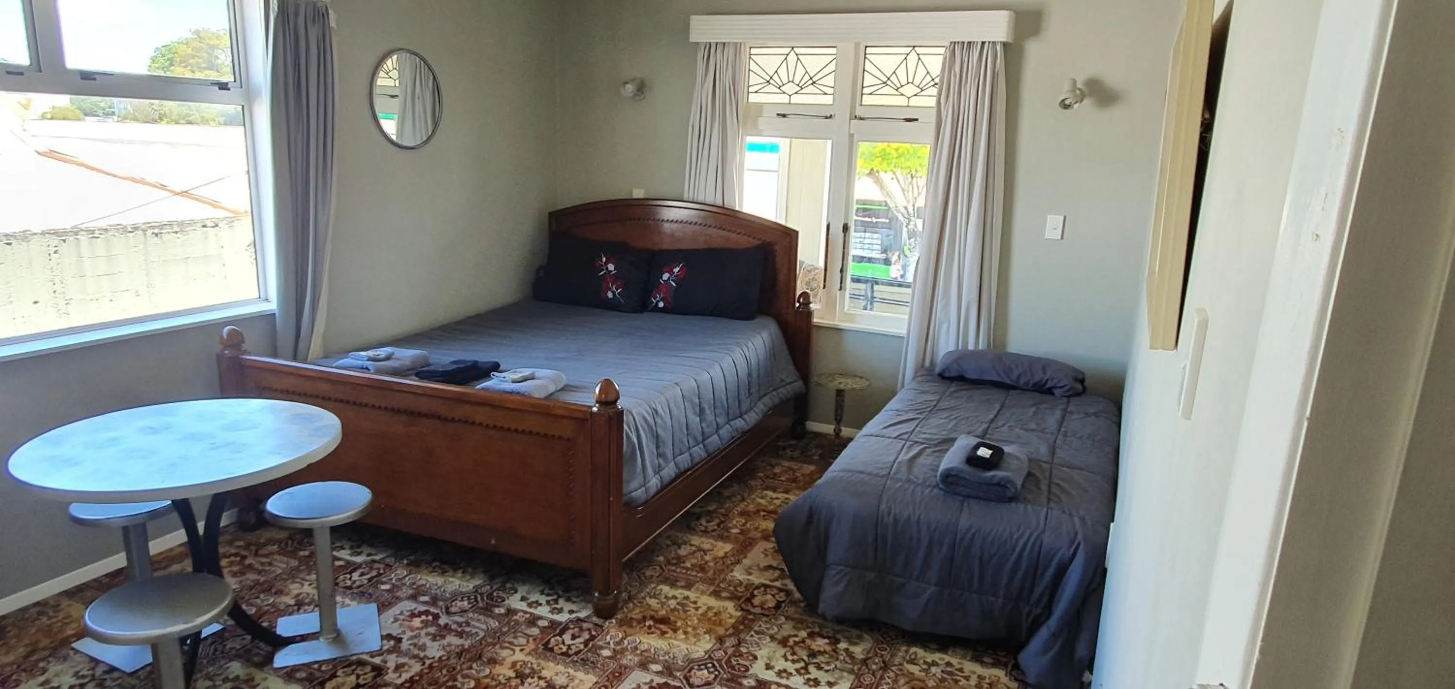 Bed in Hotel Motueka Backpackers, Loud Live Music Friday Saturday Nights