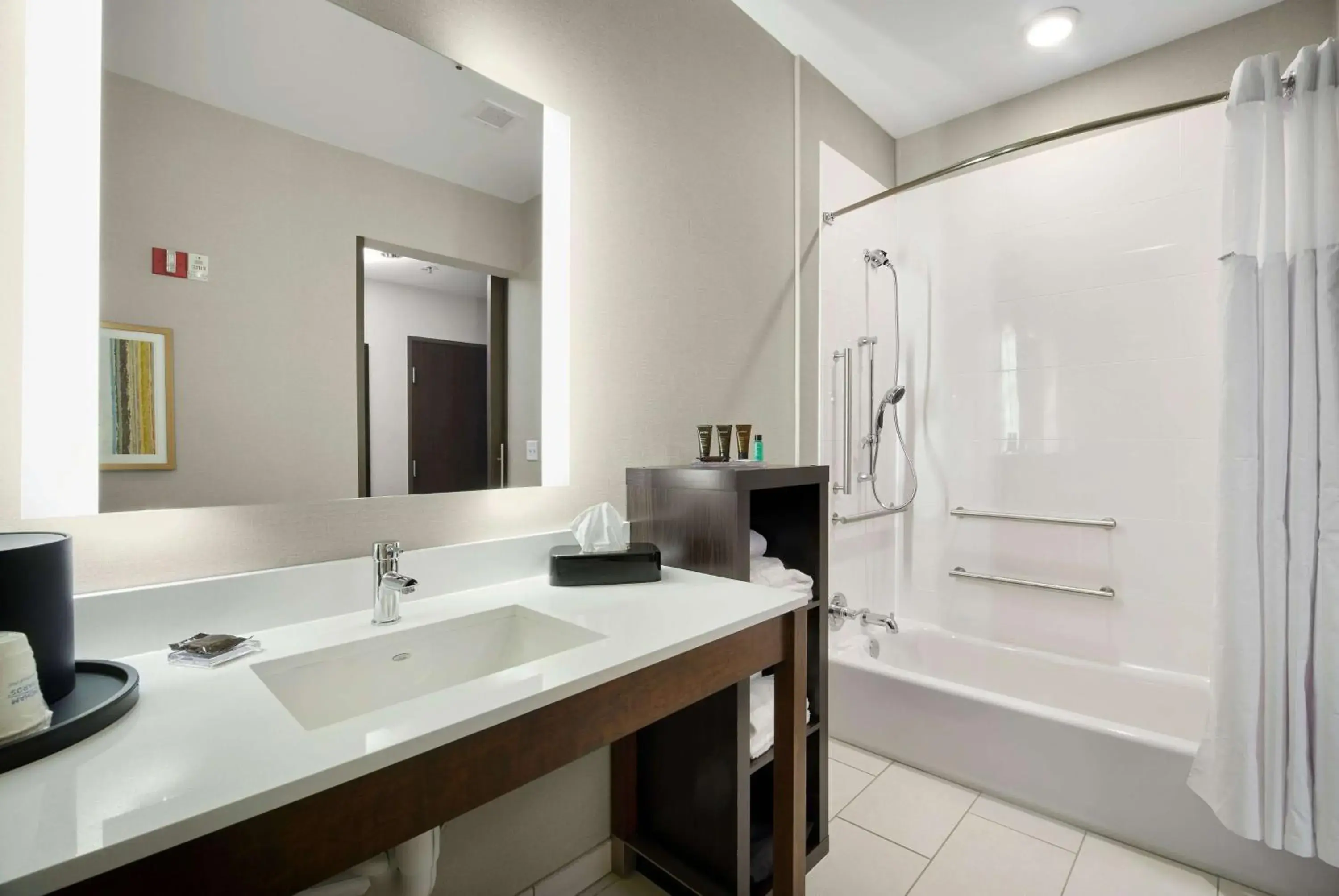 King Room - Mobility Access/Non-Smoking in Wingate by Wyndham Hurricane WV King Room - Mobility Access/Non-Smoking in Wingate by Wyndham Hurricane WV