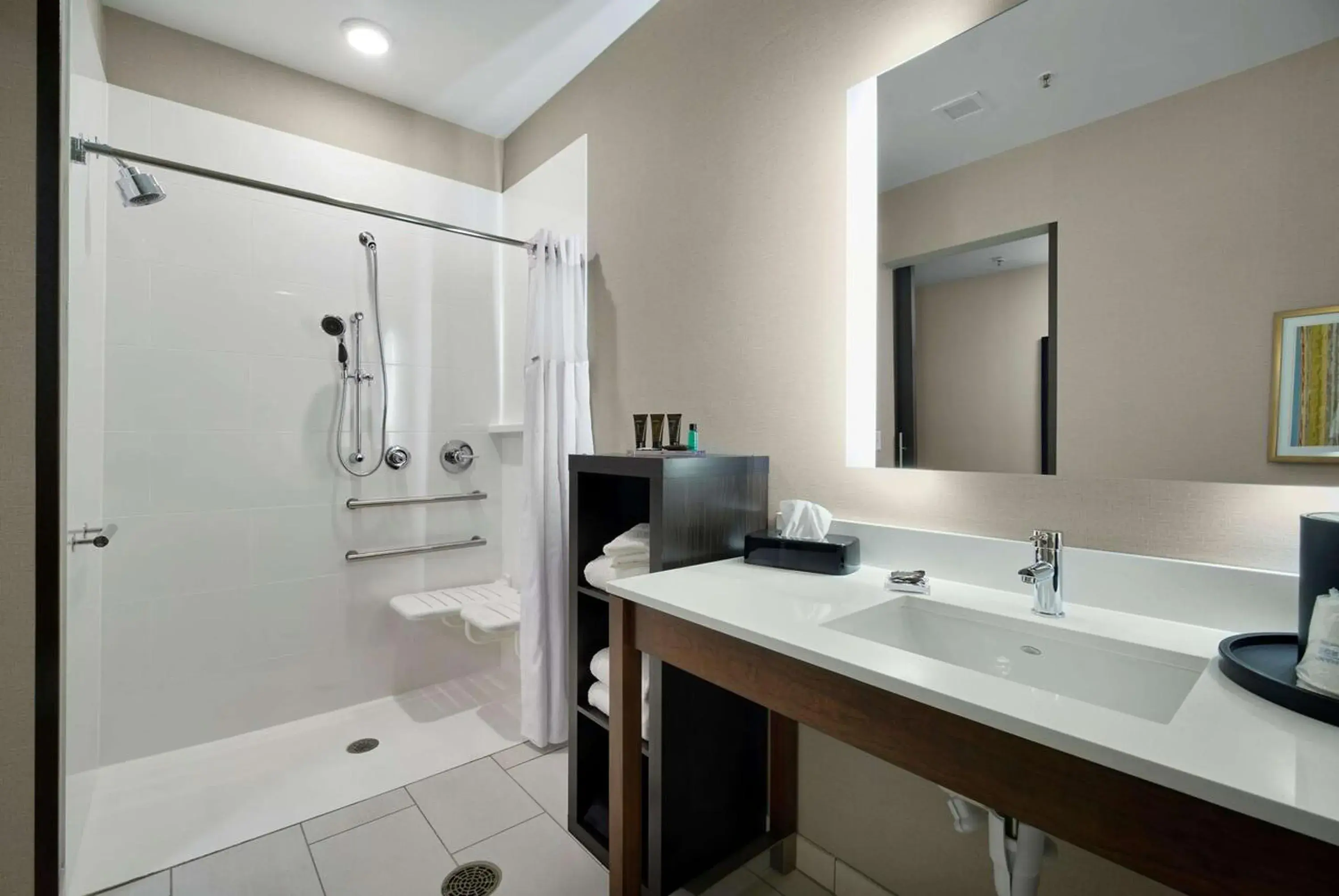 Deluxe King Room - Mobility Access/Non-Smoking in Wingate by Wyndham Hurricane WV Deluxe King Room - Mobility Access/Non-Smoking in Wingate by Wyndham Hurricane WV