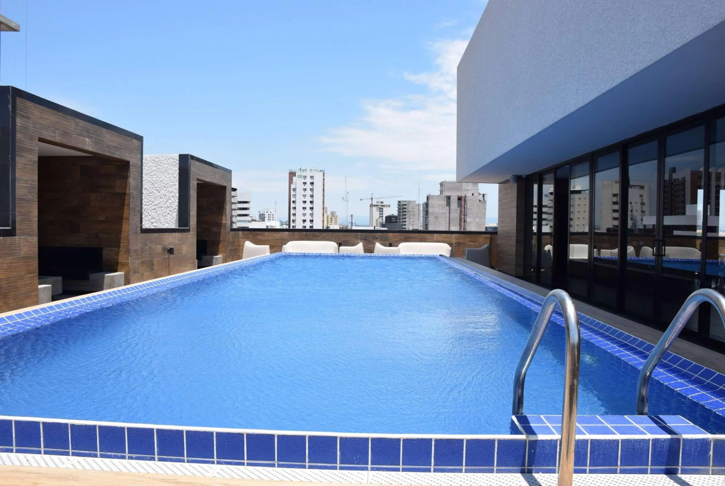 Swimming pool in TRYP by Wyndham Santa Cruz