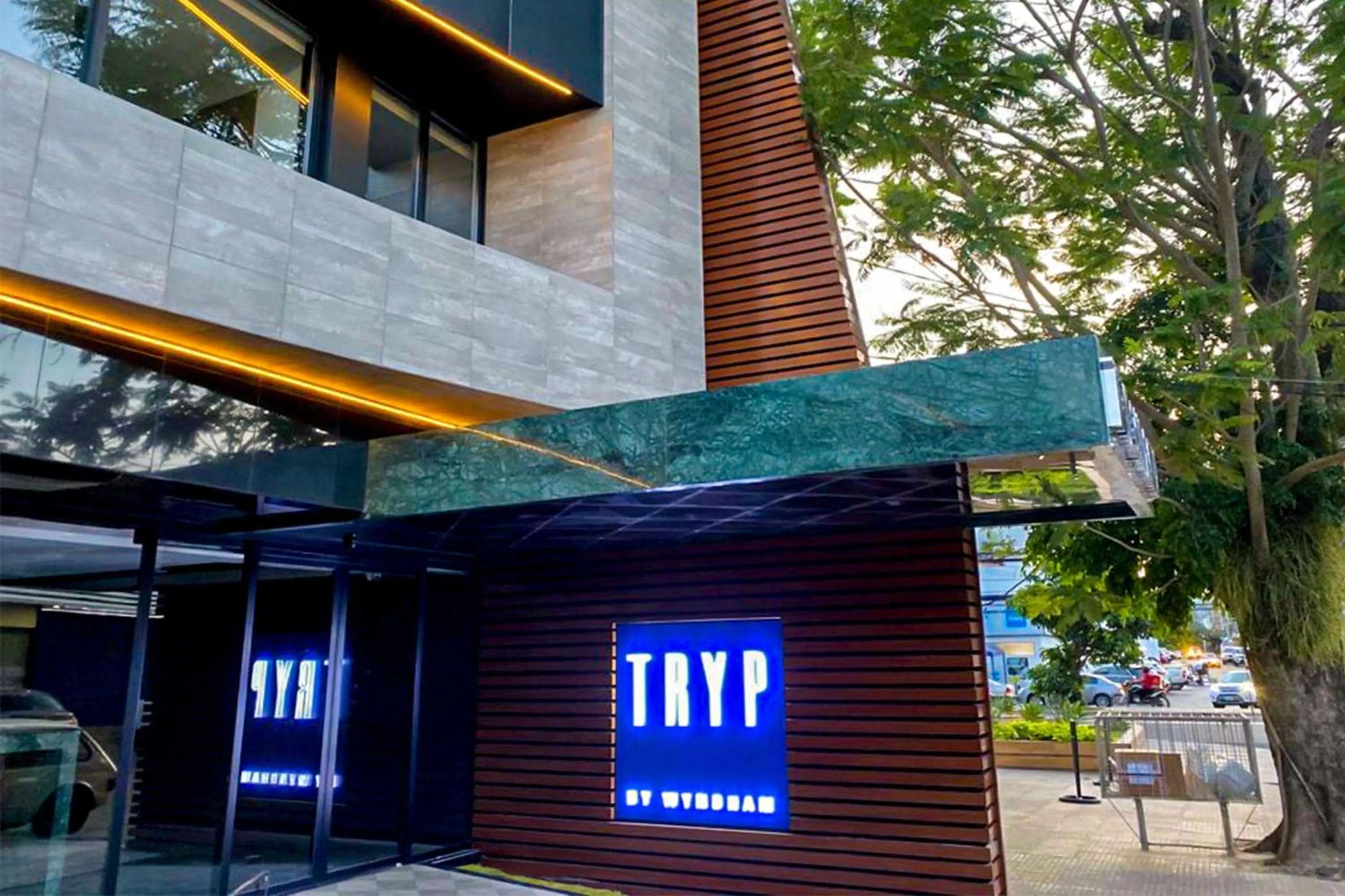 Property building in TRYP by Wyndham Santa Cruz