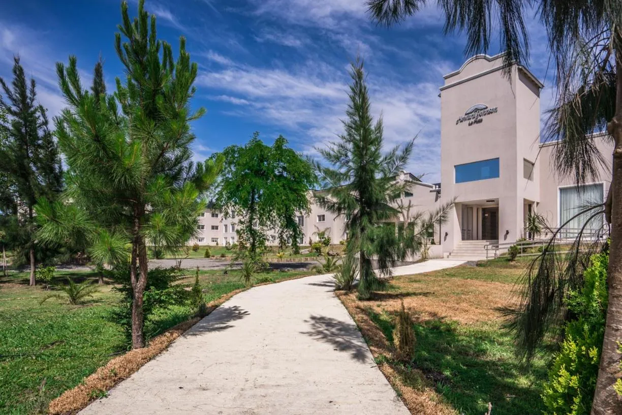 Garden in Howard Johnson Plaza & Convention Center Spa La Plata