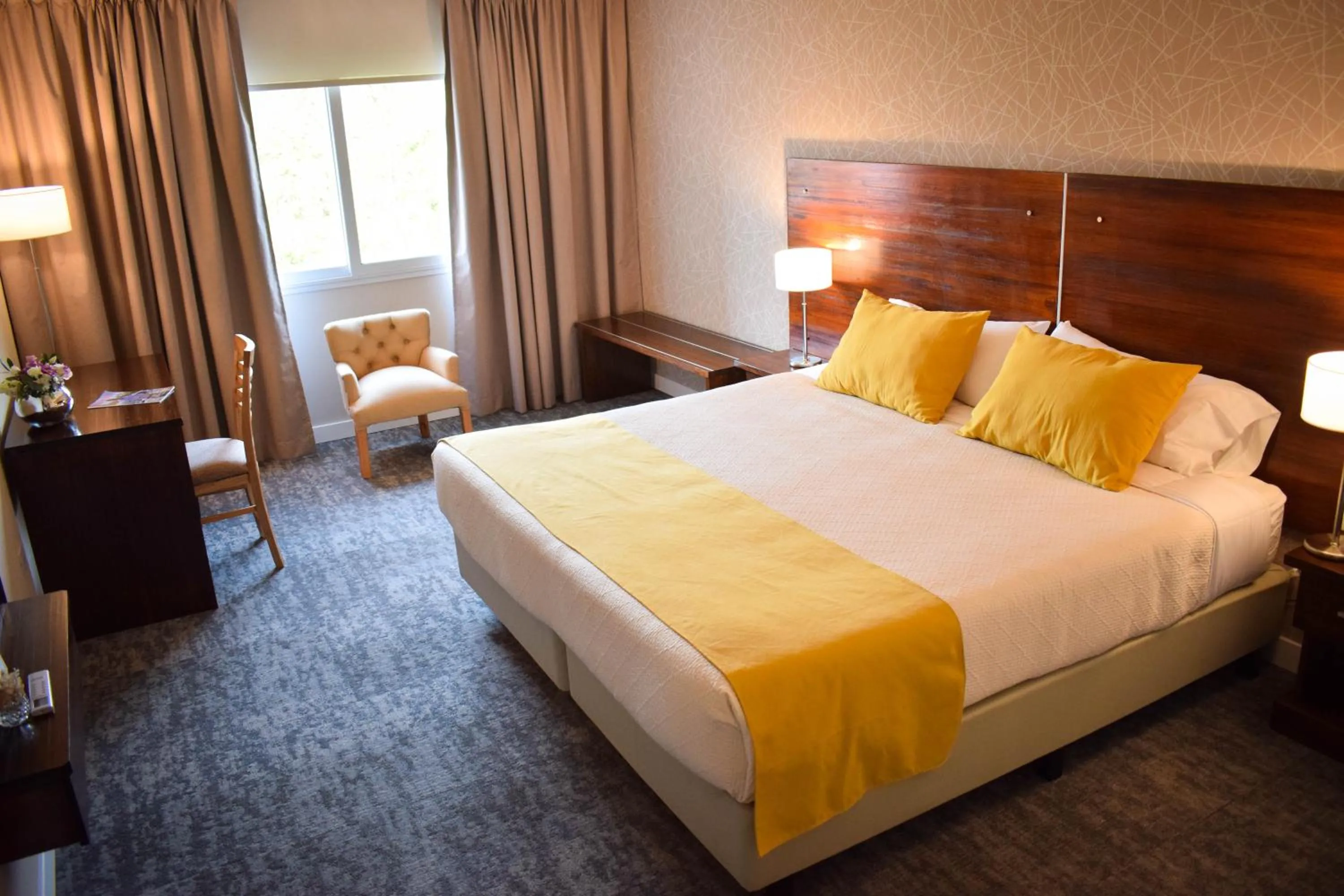 Bed in Howard Johnson Plaza & Convention Center Spa La Plata