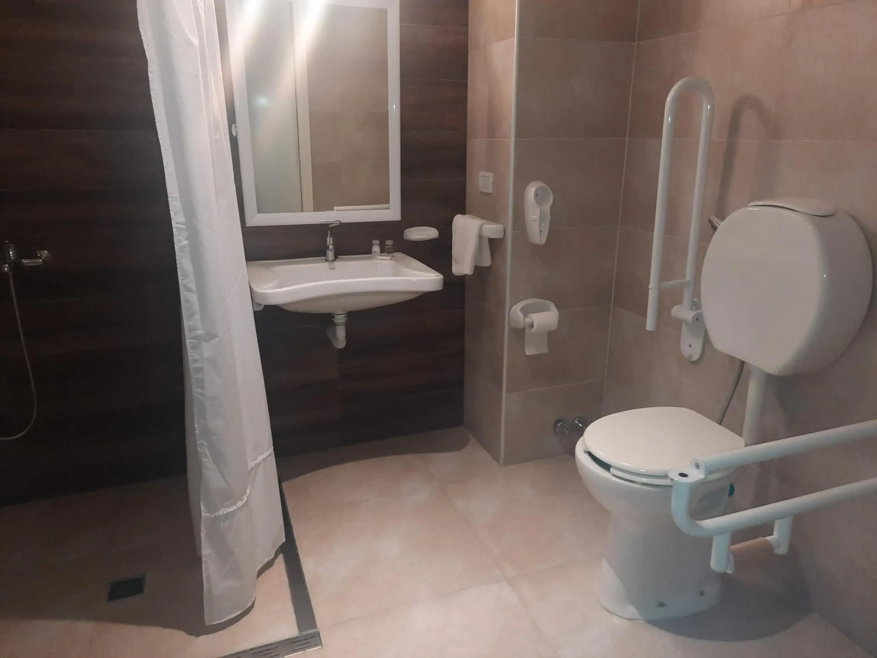 Queen Room with Two Queen Beds - Mobility Access/Non-Smoking in Howard Johnson Plaza & Convention Center Spa La Plata Queen Room with Two Queen Beds - Mobility Access/Non-Smoking in Howard Johnson Plaza & Convention Center Spa La Plata