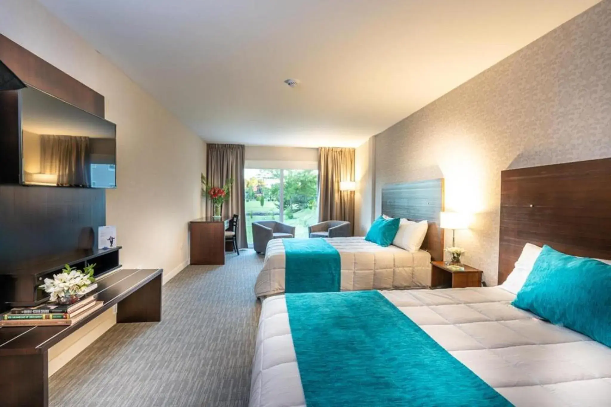 Queen Room with Two Queen Beds - Non-Smoking in Howard Johnson Plaza & Convention Center Spa La Plata Queen Room with Two Queen Beds - Non-Smoking in Howard Johnson Plaza & Convention Center Spa La Plata