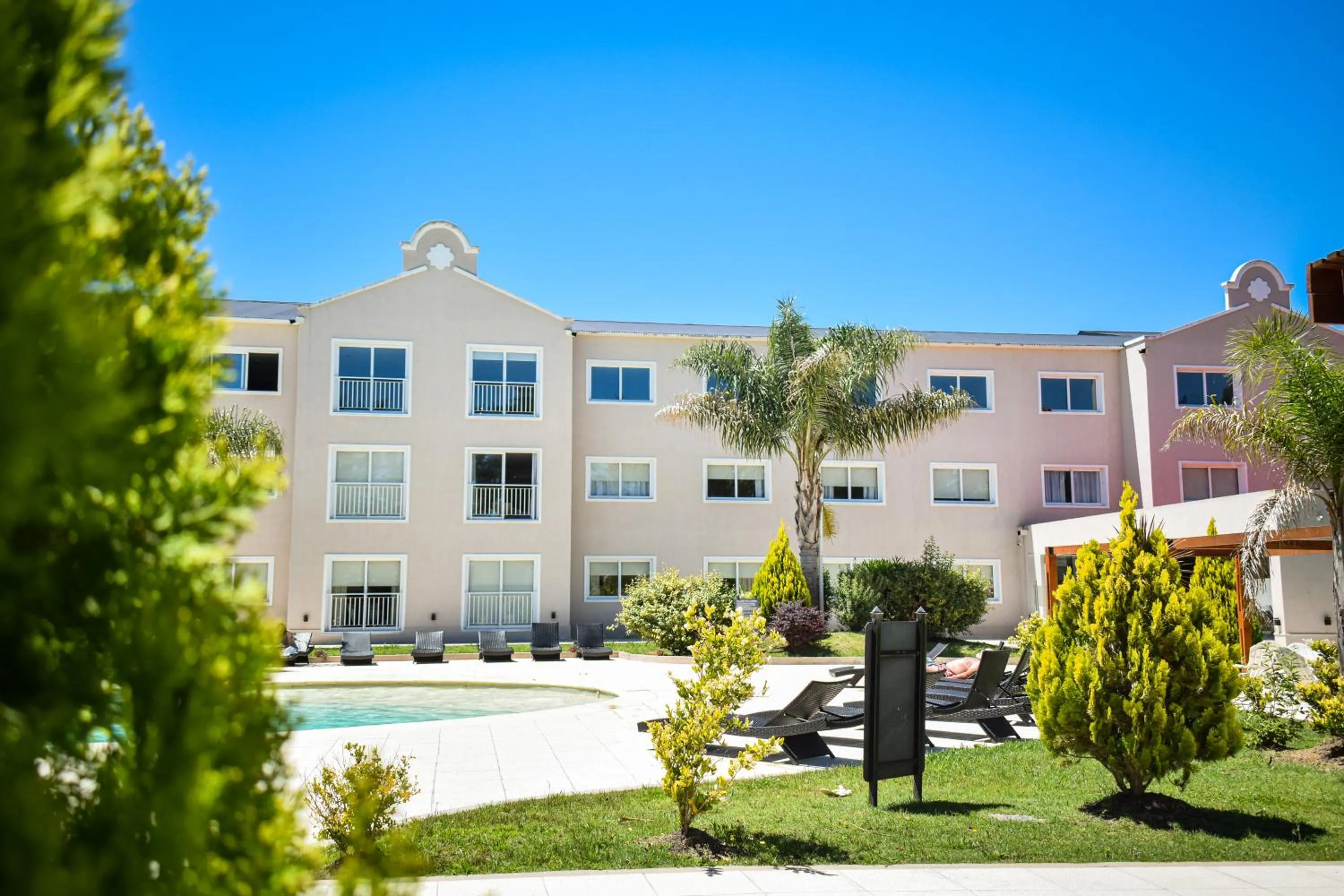 Pool view in Howard Johnson Plaza & Convention Center Spa La Plata
