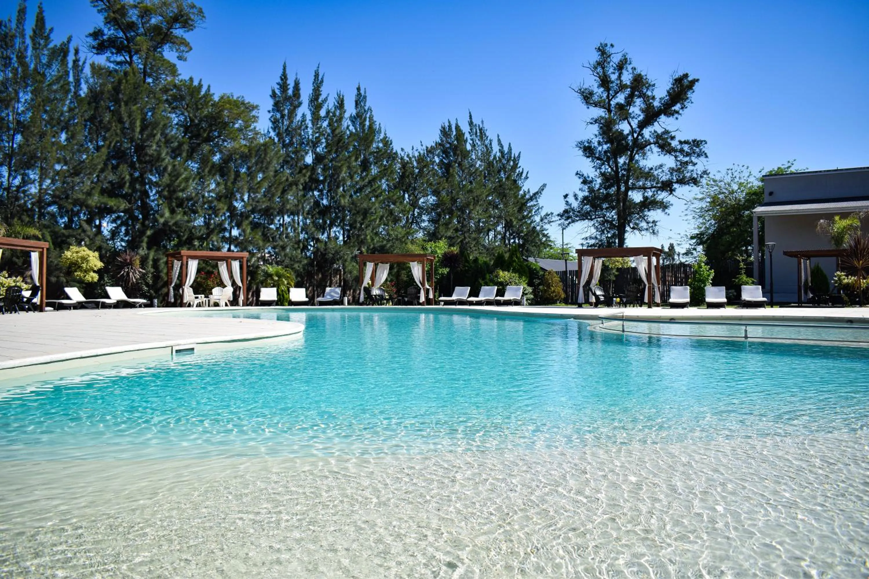 Swimming pool in Howard Johnson Plaza & Convention Center Spa La Plata