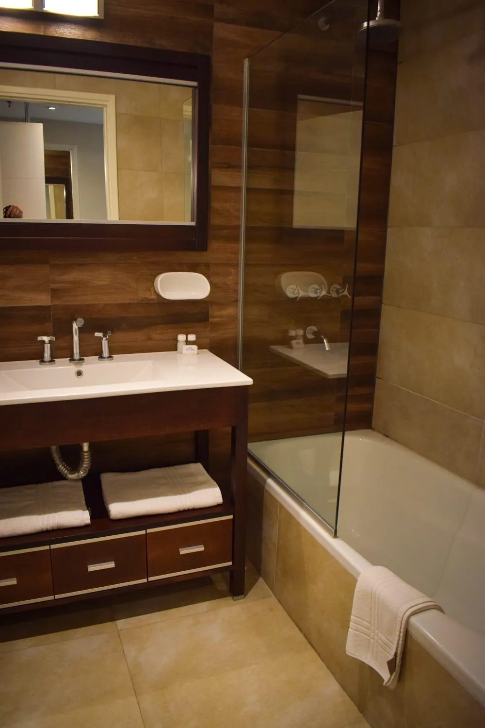 Shower in Howard Johnson Plaza & Convention Center Spa La Plata