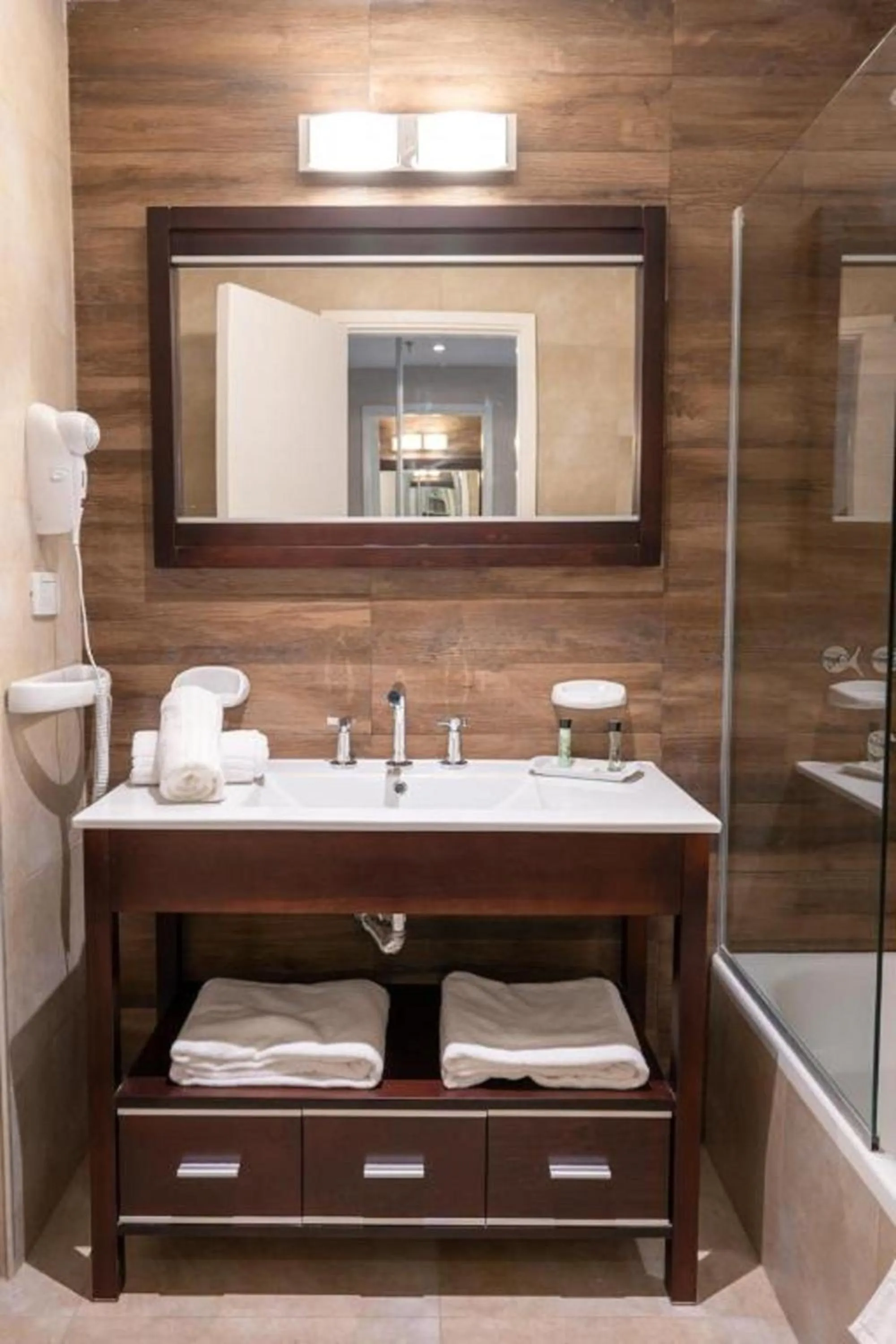 Bathroom in Howard Johnson Plaza & Convention Center Spa La Plata