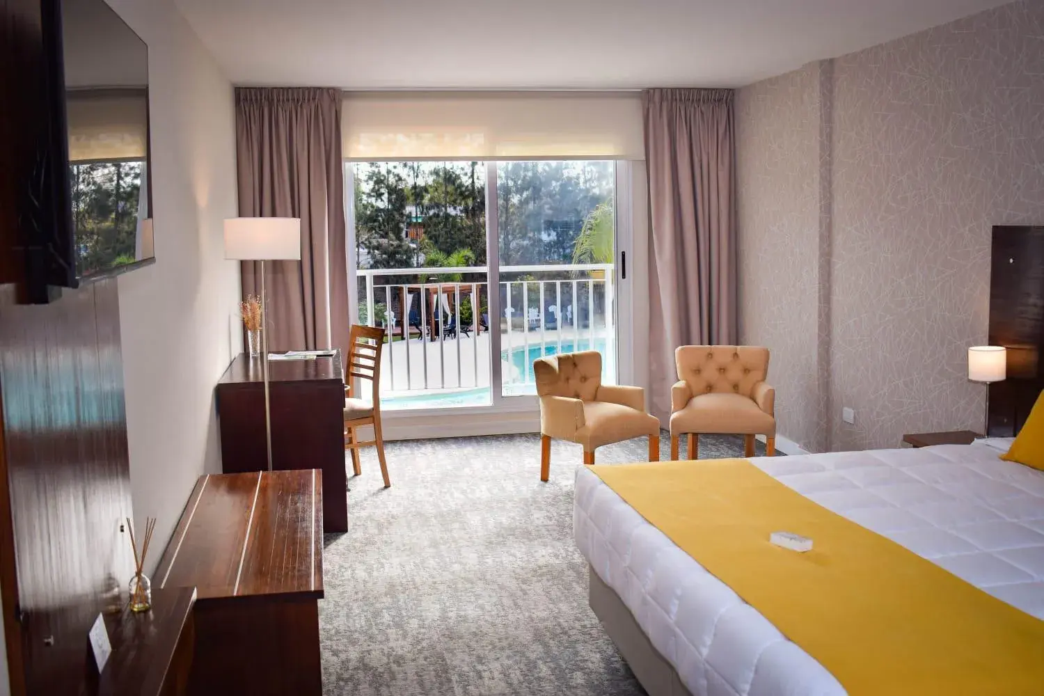 Superior King Room - Non-Smoking in Howard Johnson Plaza & Convention Center Spa La Plata Superior King Room - Non-Smoking in Howard Johnson Plaza & Convention Center Spa La Plata