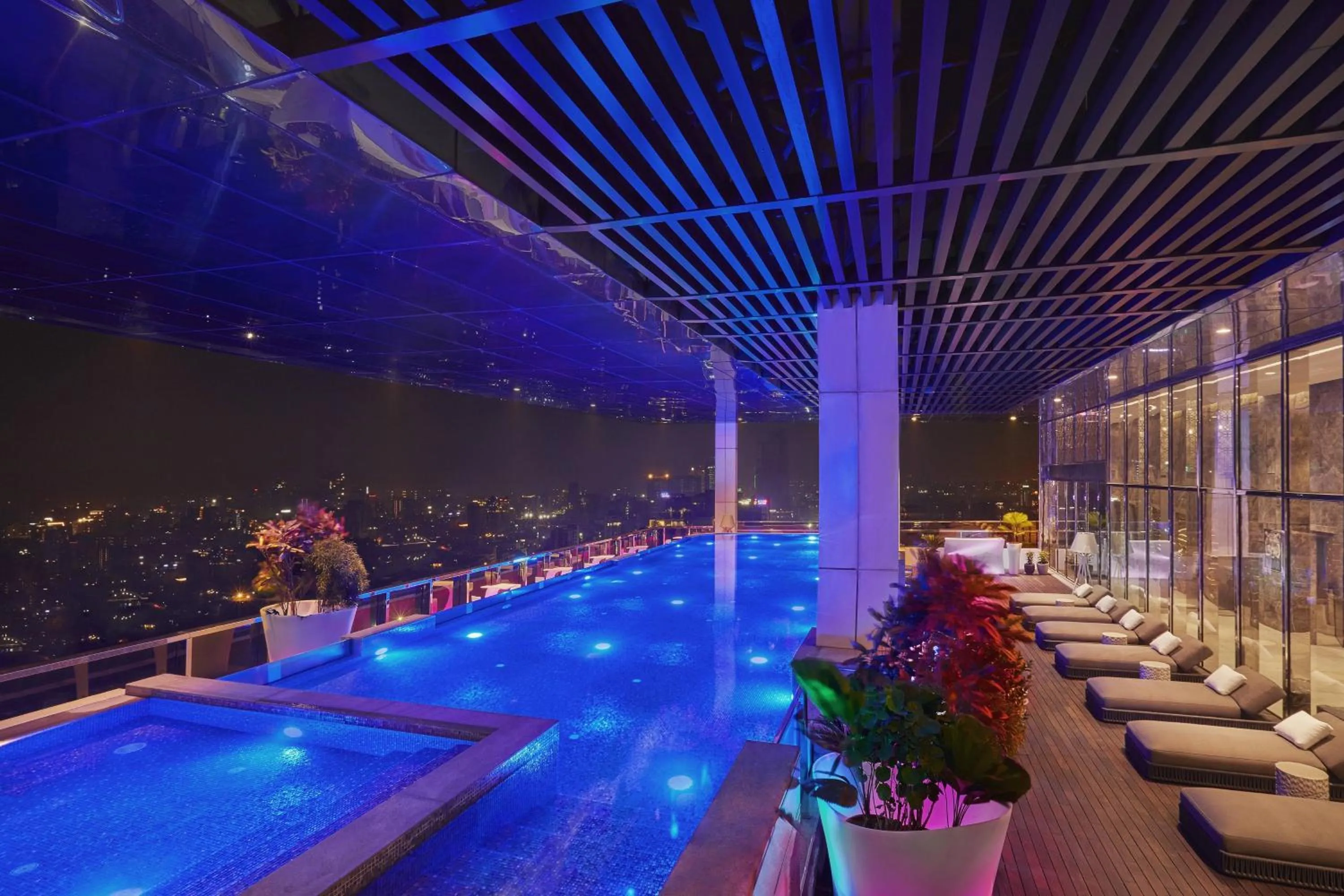 Swimming pool in Renaissance Dhaka Gulshan Hotel