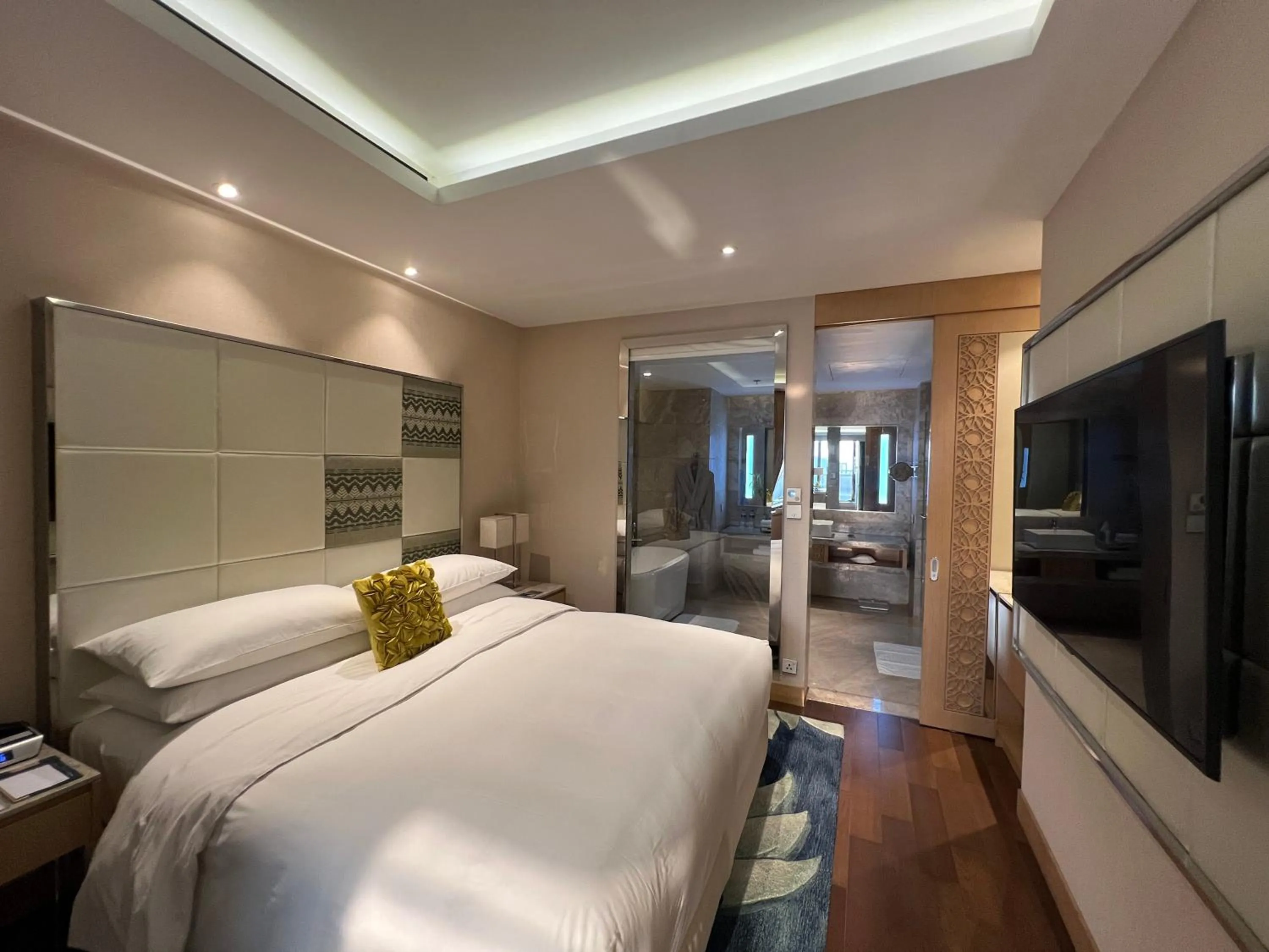 Bedroom, Bed in Renaissance Dhaka Gulshan Hotel