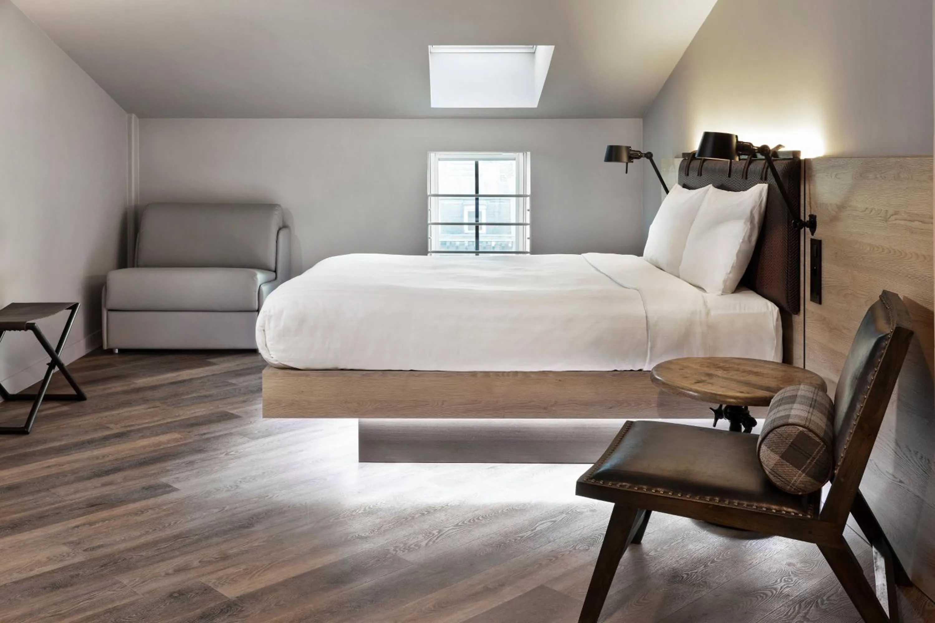 Photo of the whole room, Bed in Moxy Lille City