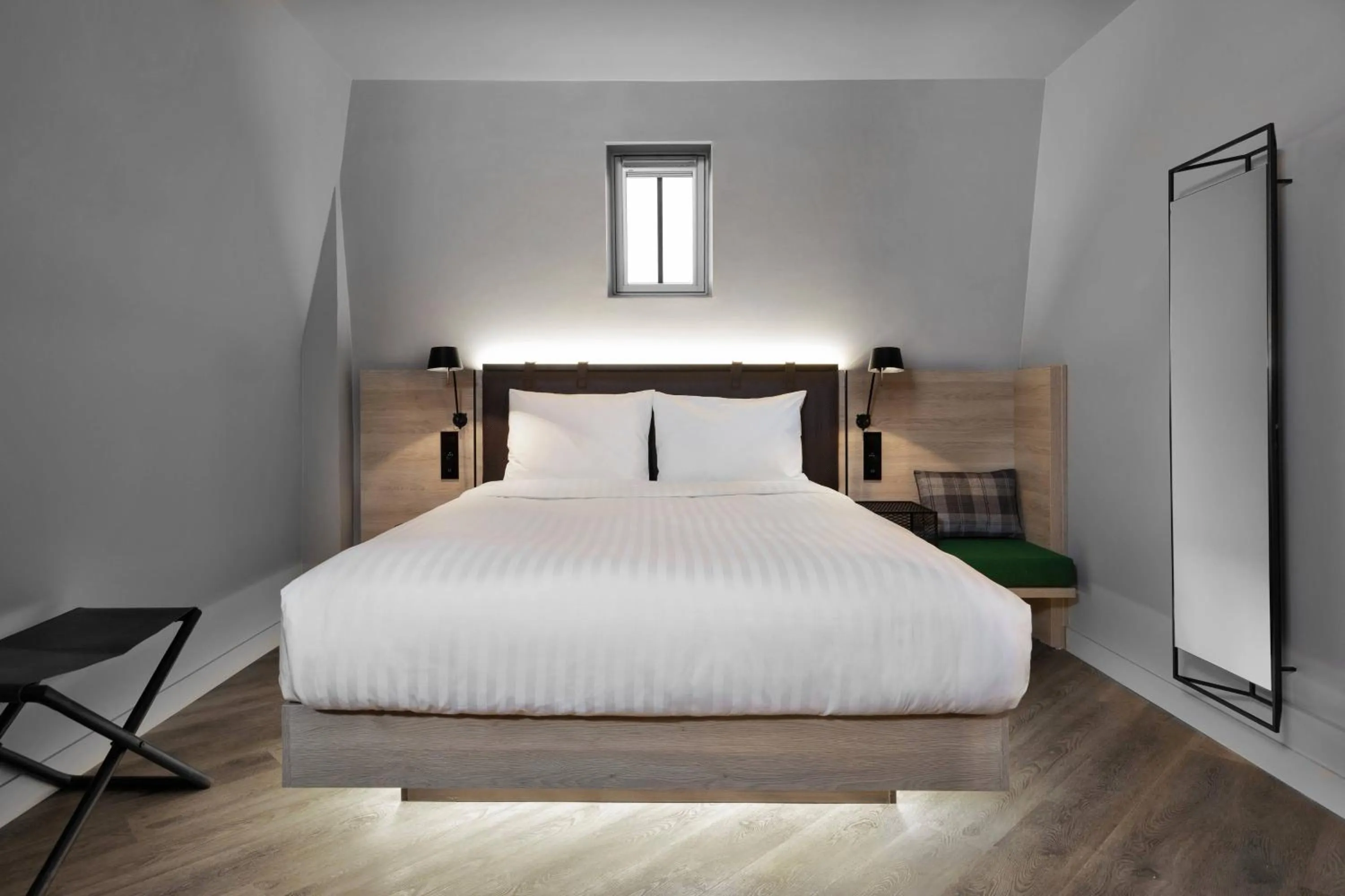 Photo of the whole room, Bed in Moxy Lille City