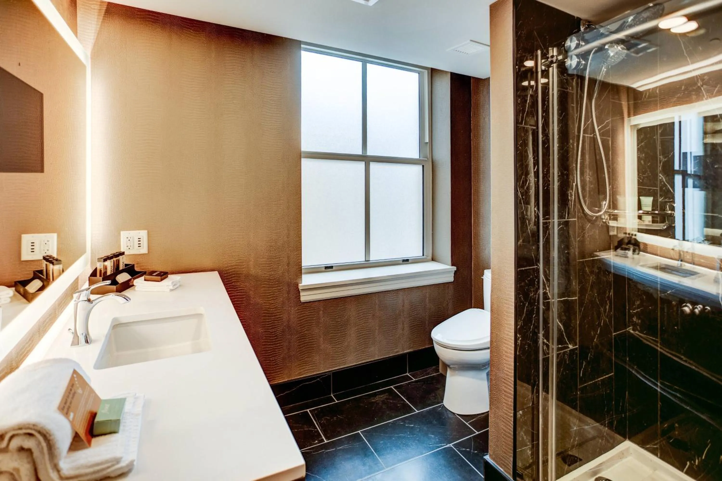 Bathroom in The Warrior Hotel, Autograph Collection