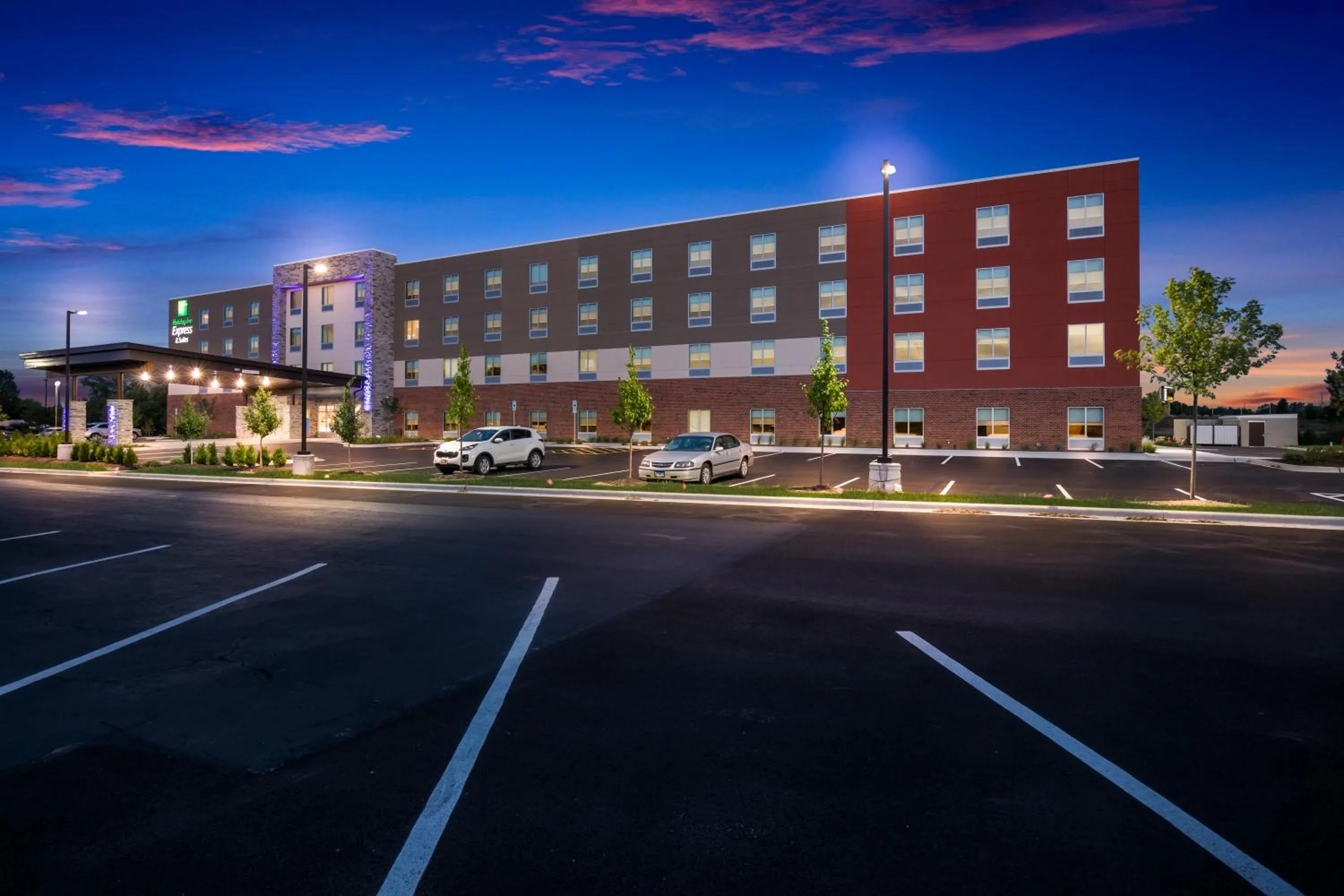 Property building in Holiday Inn Express & Suites Chicago - Hoffman Estates by IHG