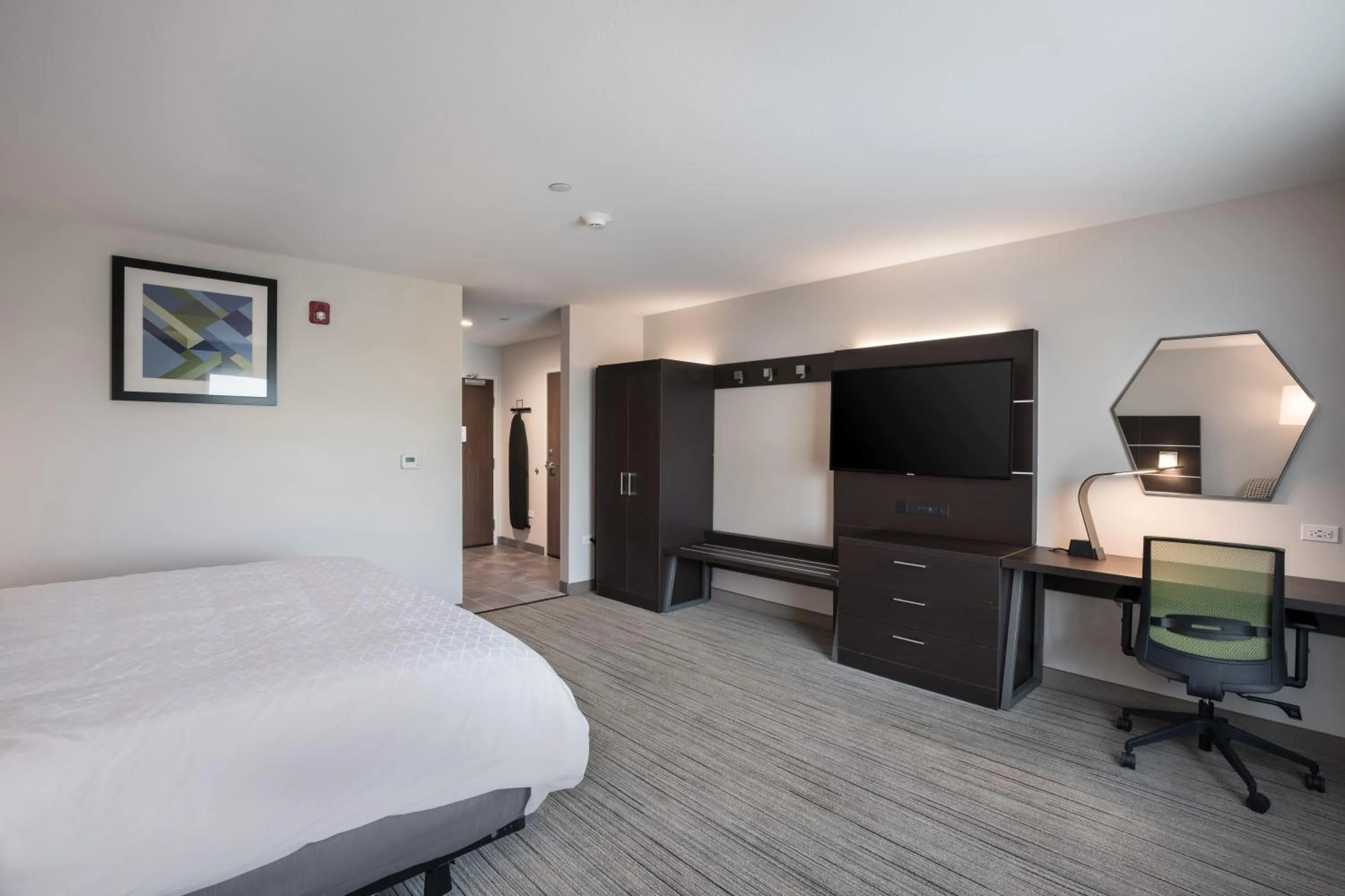 Bedroom, Bed in Holiday Inn Express & Suites Chicago - Hoffman Estates by IHG
