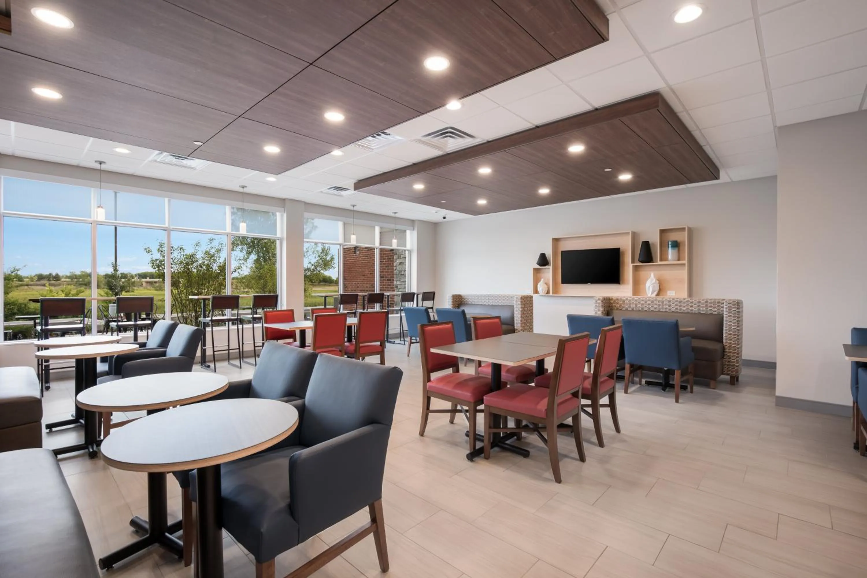 Breakfast in Holiday Inn Express & Suites Chicago - Hoffman Estates by IHG