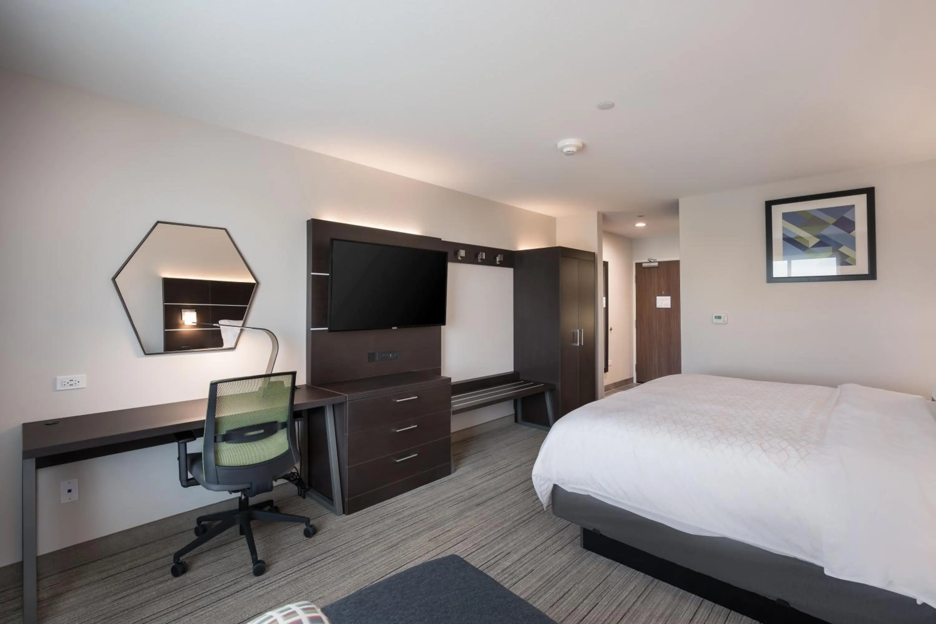 Photo of the whole room, Bed in Holiday Inn Express & Suites Chicago - Hoffman Estates by IHG