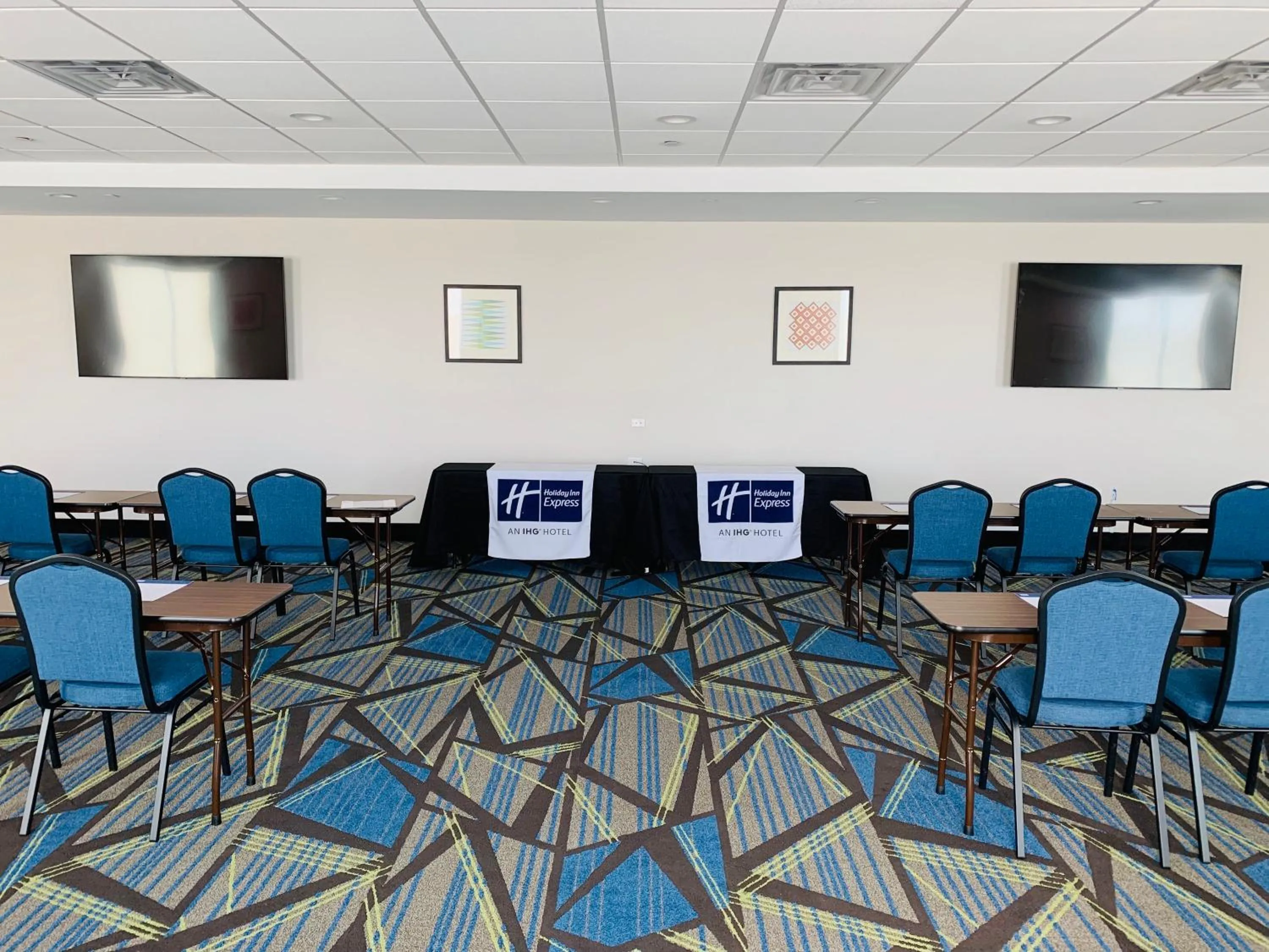 Meeting/conference room in Holiday Inn Express & Suites Chicago - Hoffman Estates by IHG
