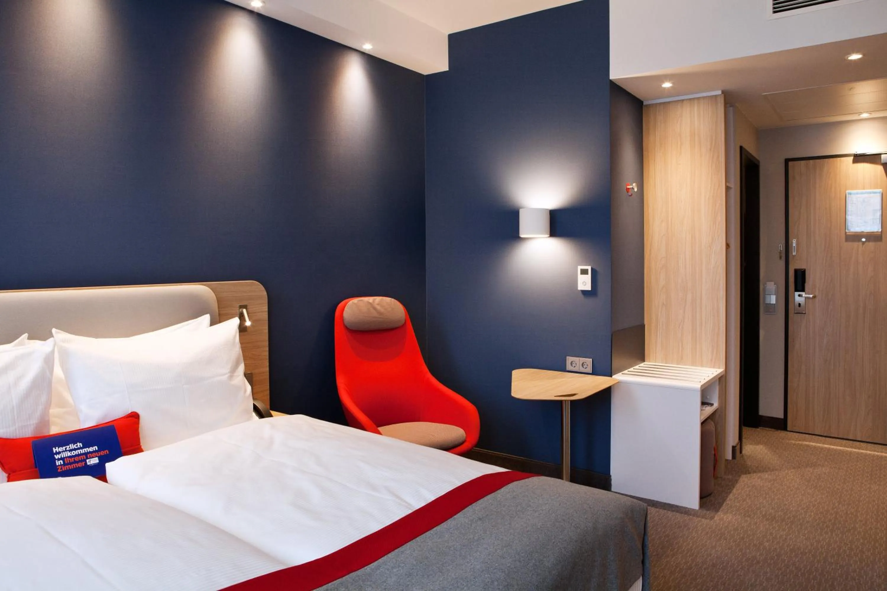 Photo of the whole room, Bed in Holiday Inn Express - Darmstadt by IHG