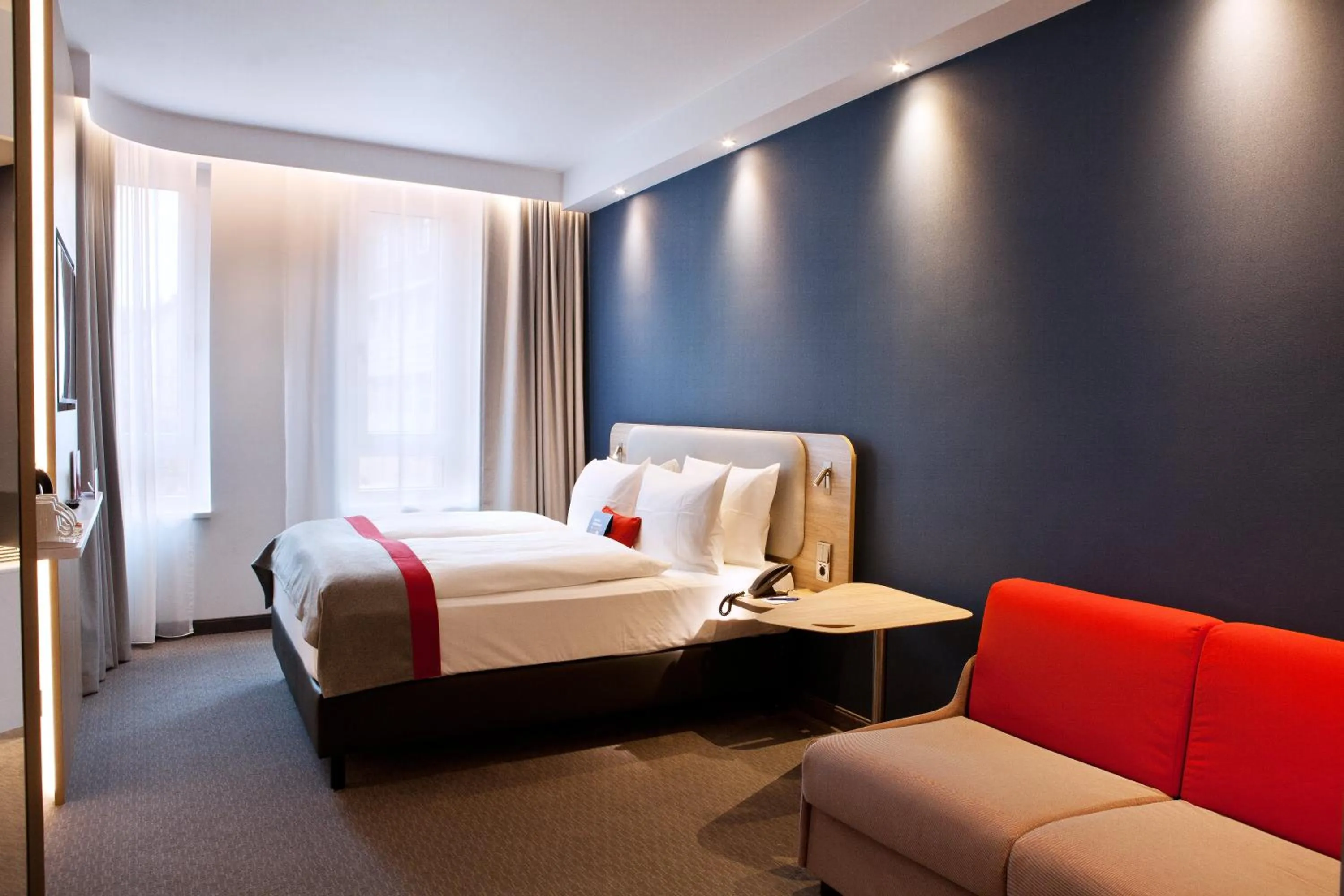 Photo of the whole room, Bed in Holiday Inn Express - Darmstadt by IHG
