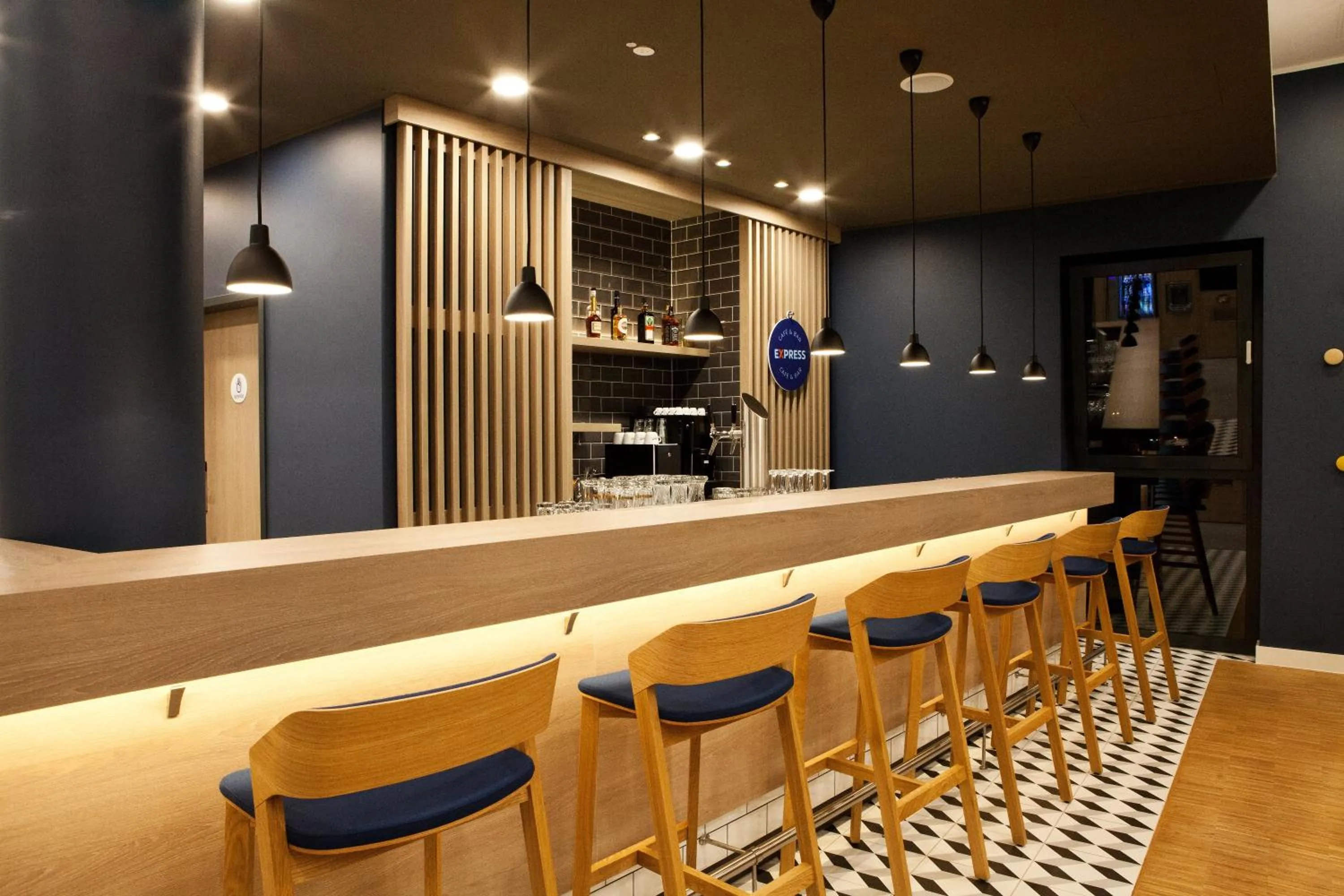 Lounge or bar in Holiday Inn Express - Darmstadt by IHG