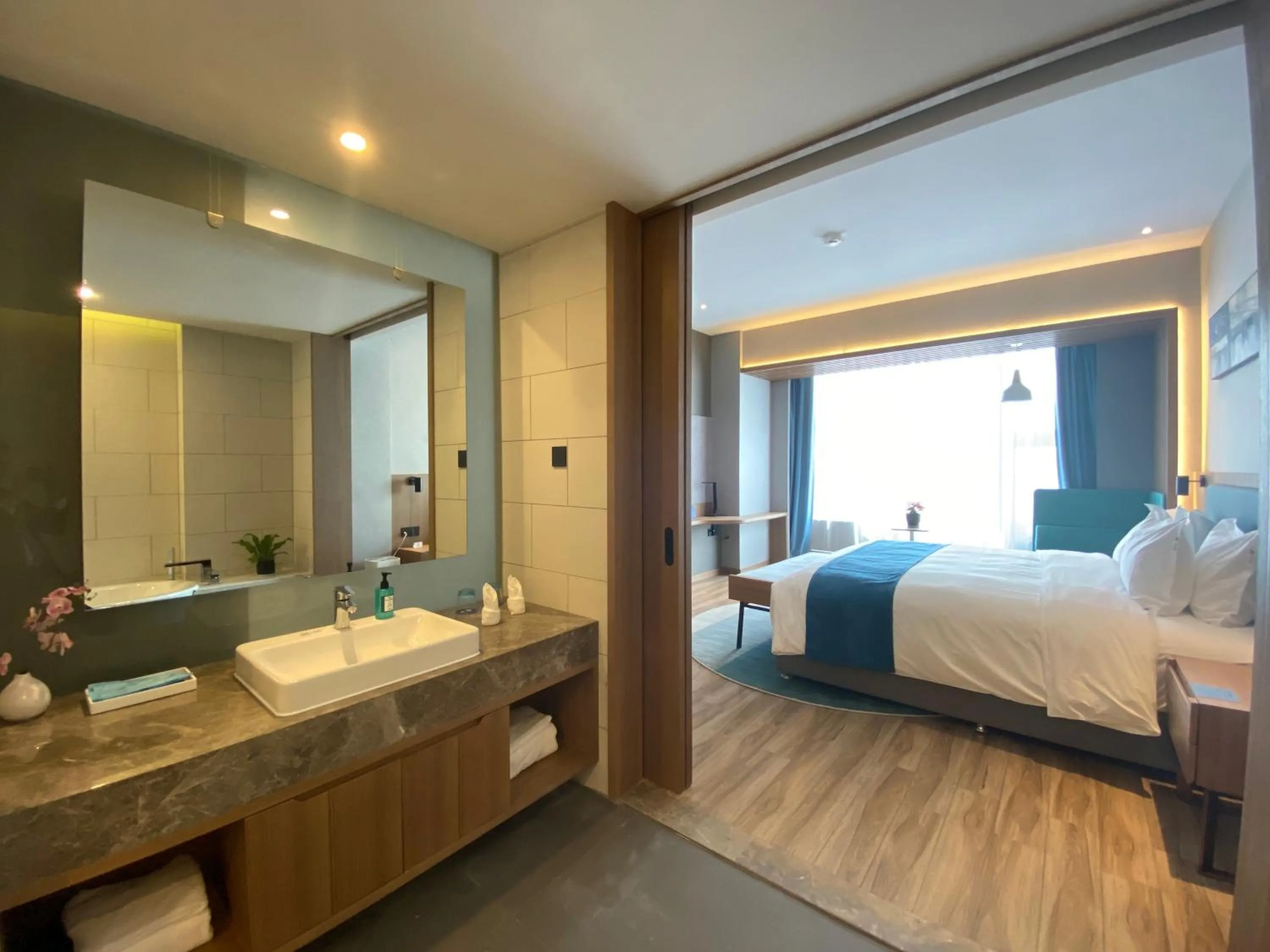 Photo of the whole room, Bed in Holiday Inn Express Liaocheng Chiping by IHG