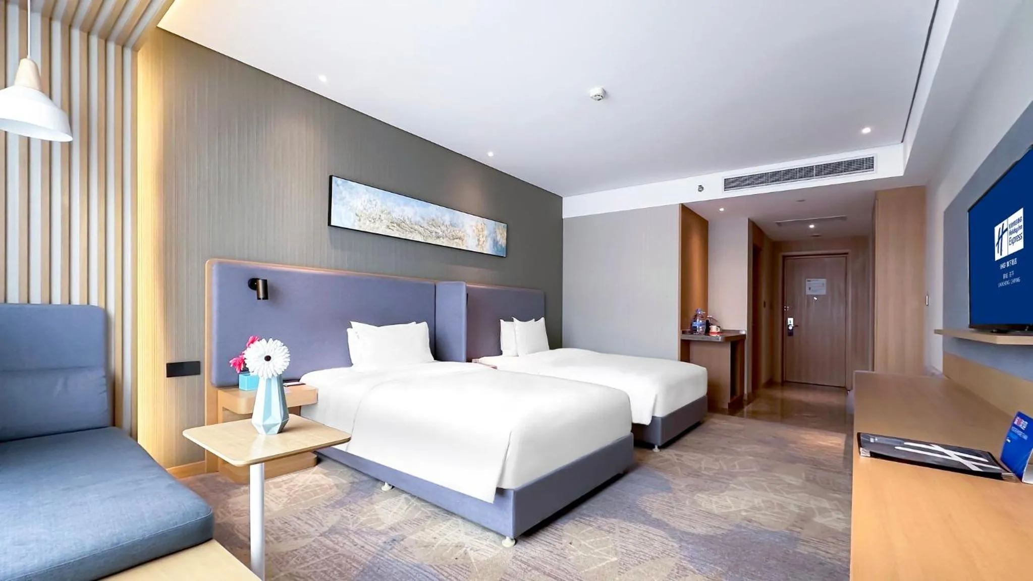 Photo of the whole room, Bed in Holiday Inn Express Liaocheng Chiping by IHG