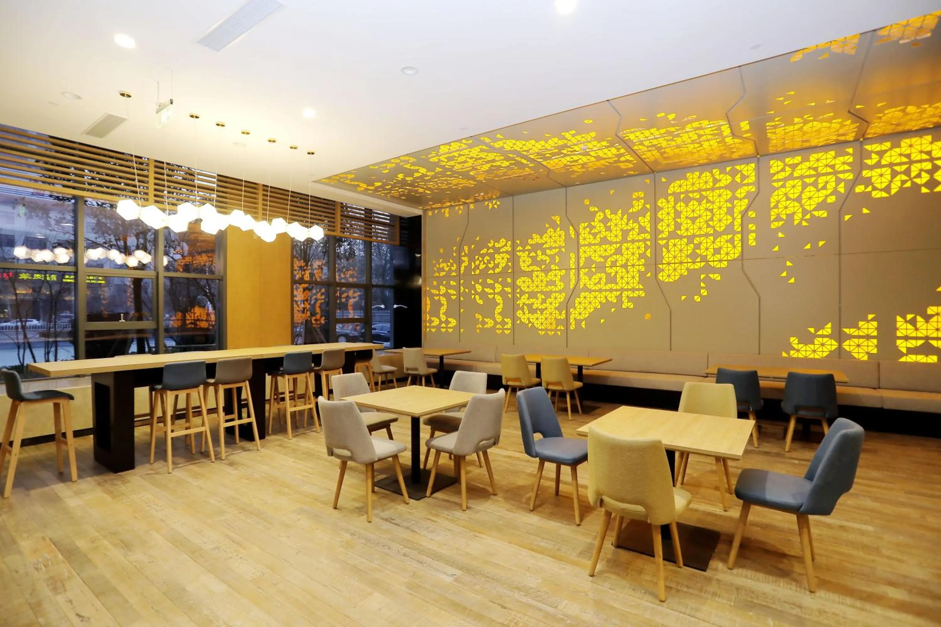 Lounge or bar in Holiday Inn Express Liaocheng Chiping by IHG