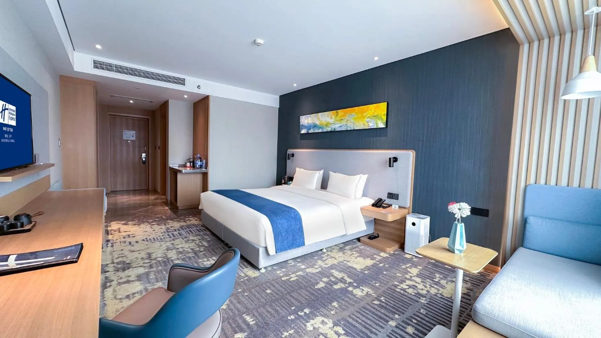 Photo of the whole room, Bed in Holiday Inn Express Liaocheng Chiping by IHG