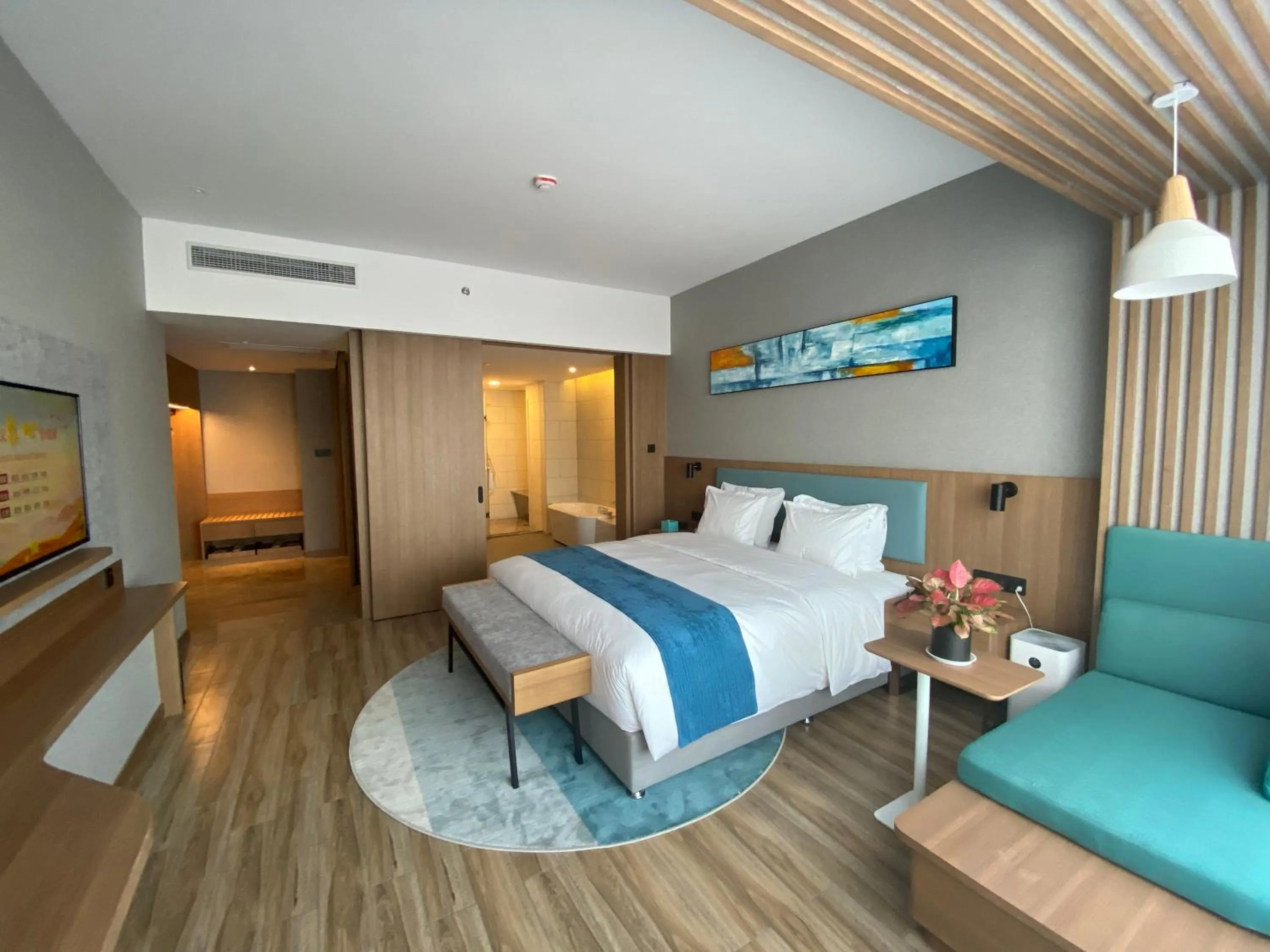 Photo of the whole room, Bed in Holiday Inn Express Liaocheng Chiping by IHG