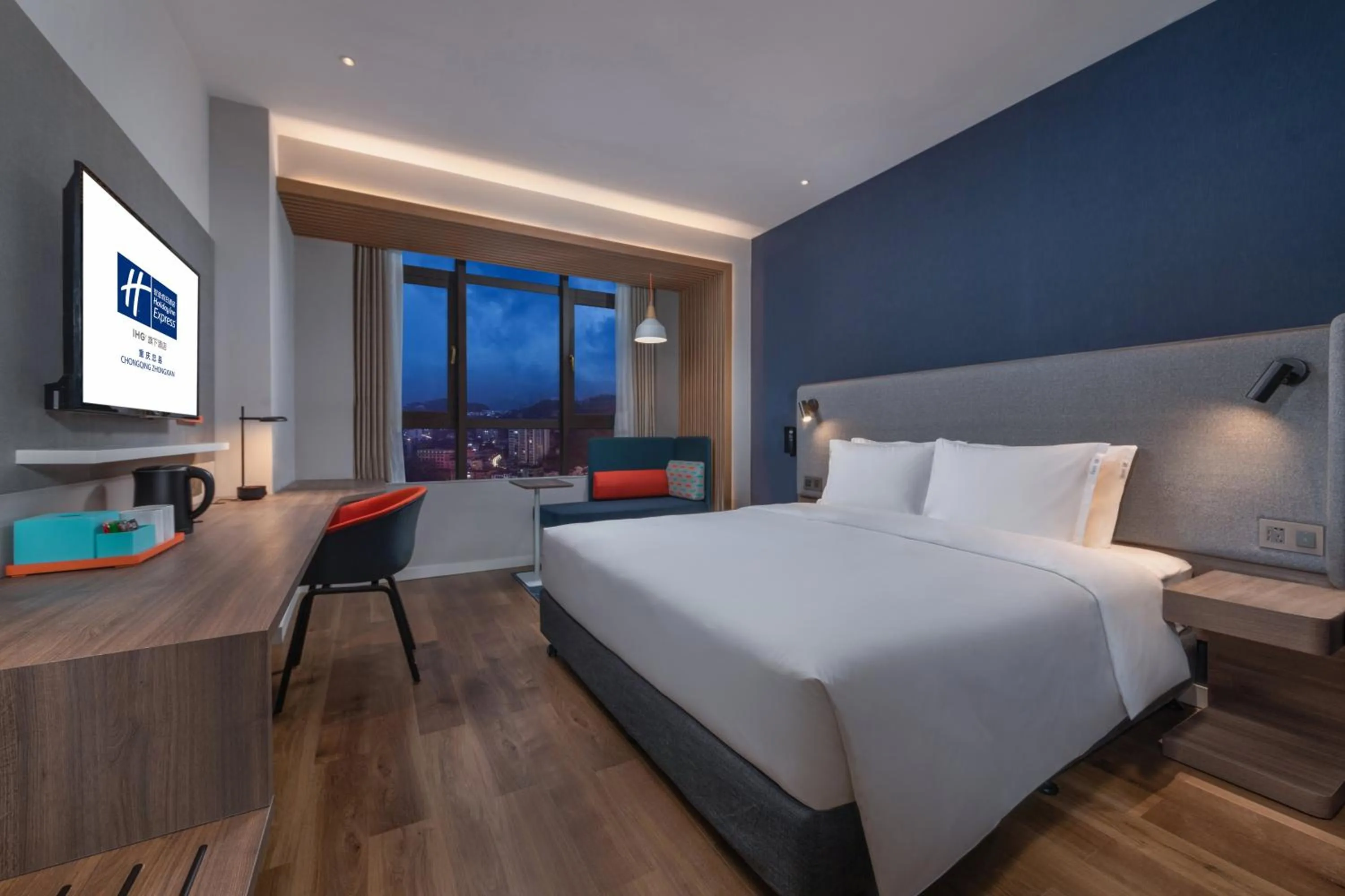 Photo of the whole room, Bed in Holiday Inn Express Chongqing Zhongxian by IHG