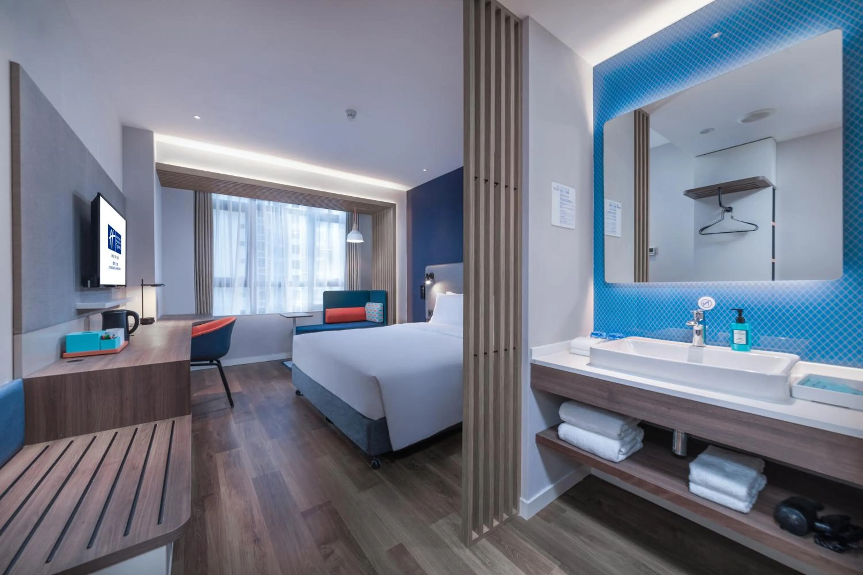 Bed in Holiday Inn Express Chongqing Zhongxian by IHG