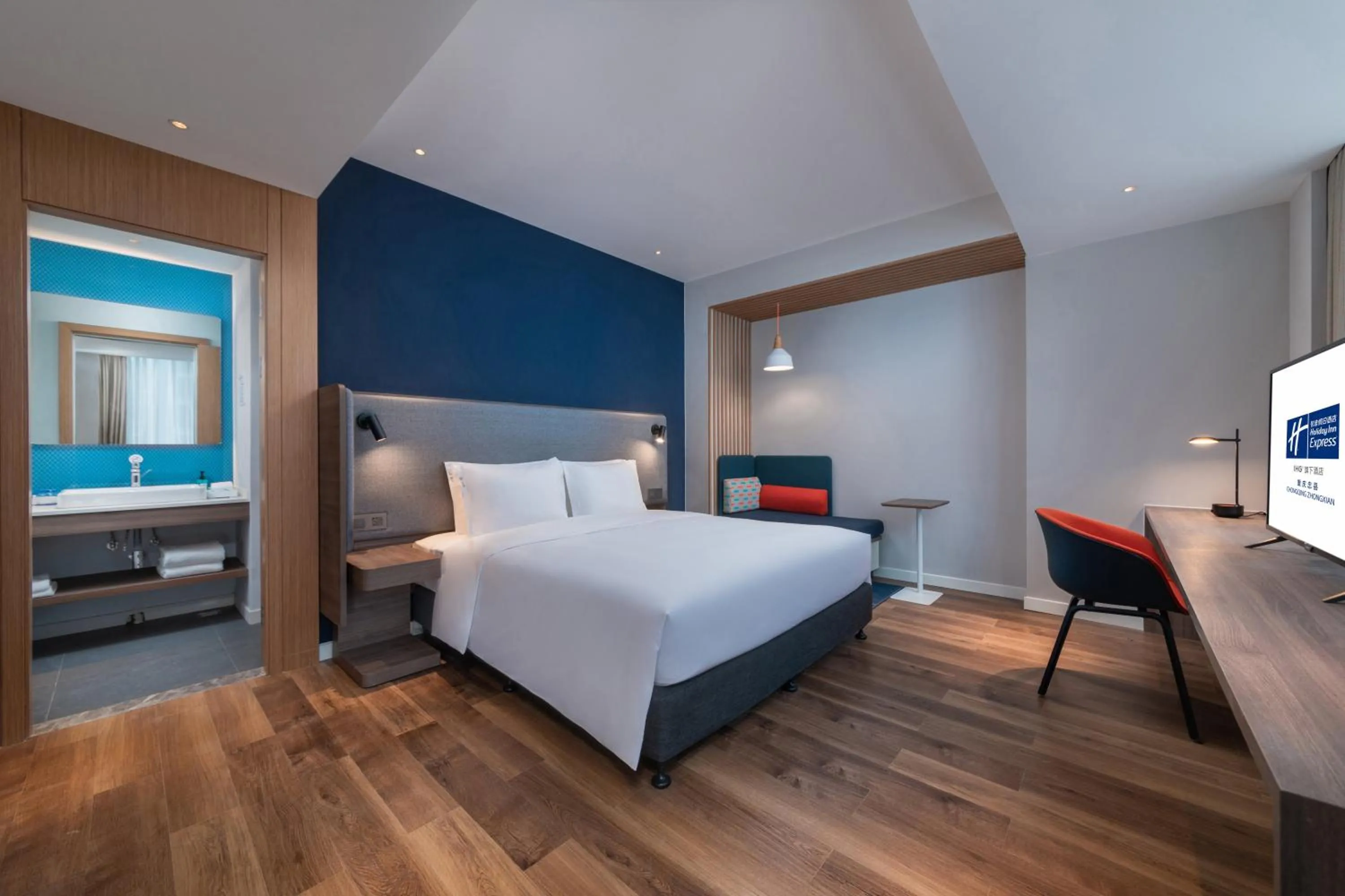 Photo of the whole room, Bed in Holiday Inn Express Chongqing Zhongxian by IHG