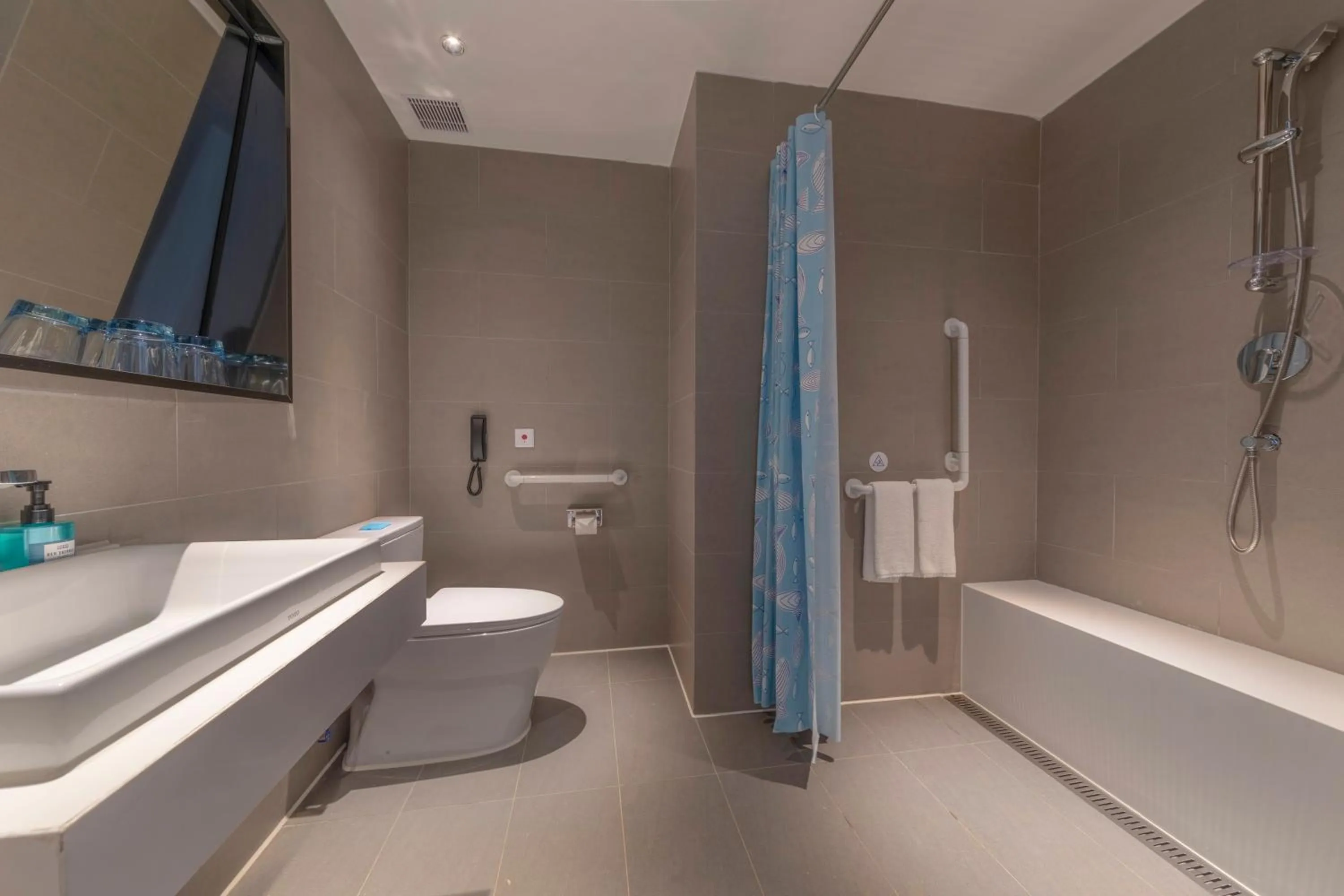 Shower in Holiday Inn Express Dongguan Humen, an IHG Hotel