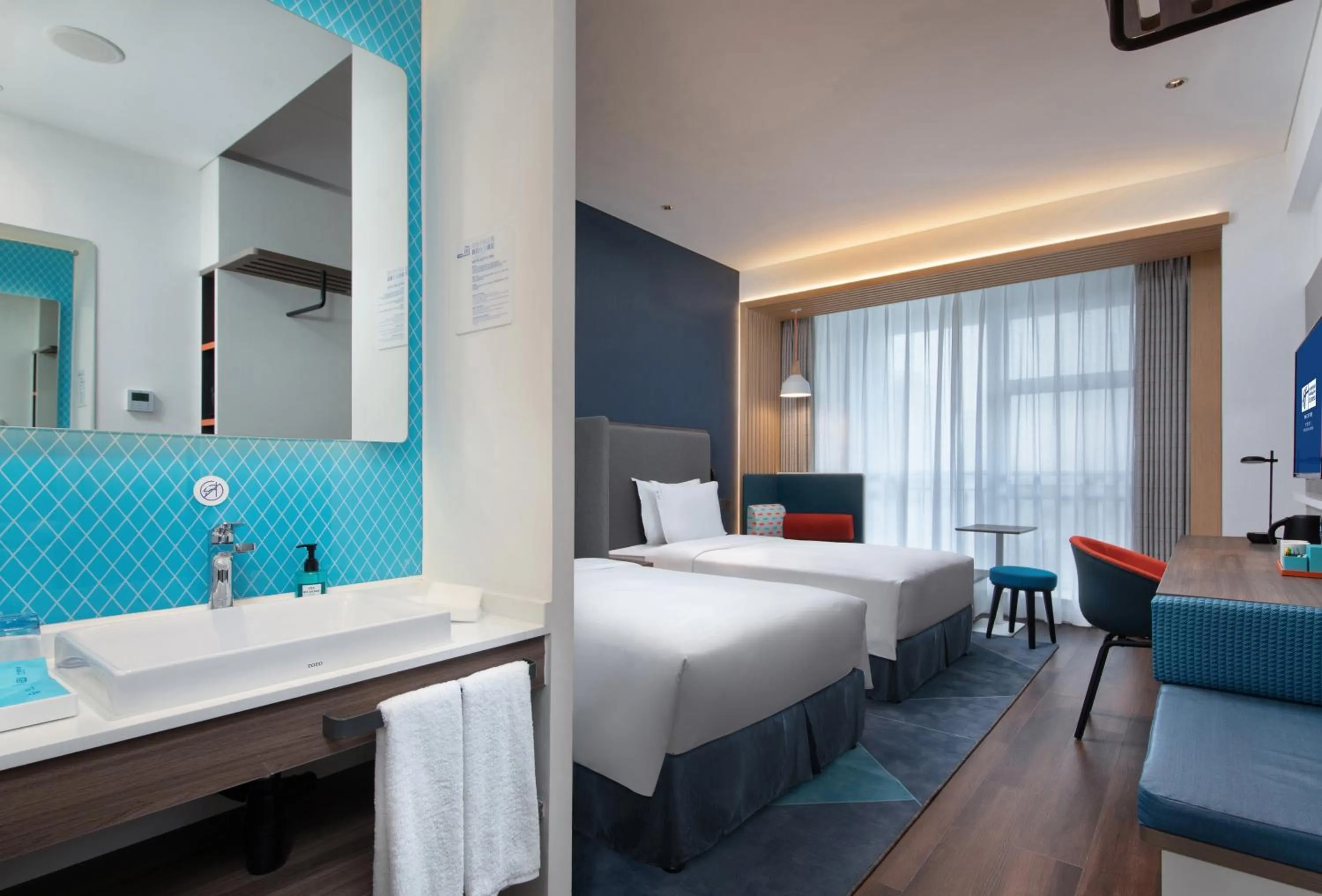 Photo of the whole room, Bed in Holiday Inn Express Dongguan Humen, an IHG Hotel