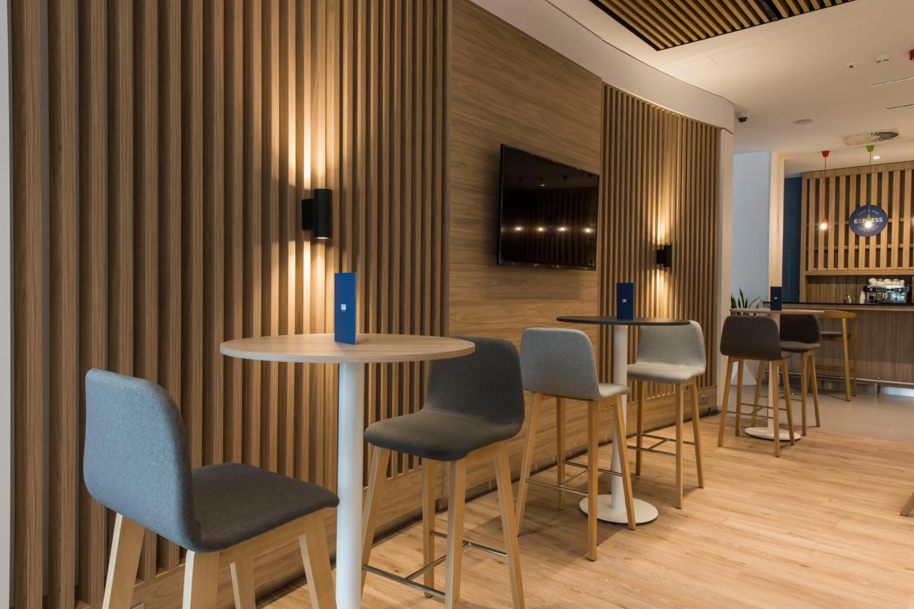 Restaurant/places to eat in Holiday Inn Express Warsaw - Mokotow by IHG