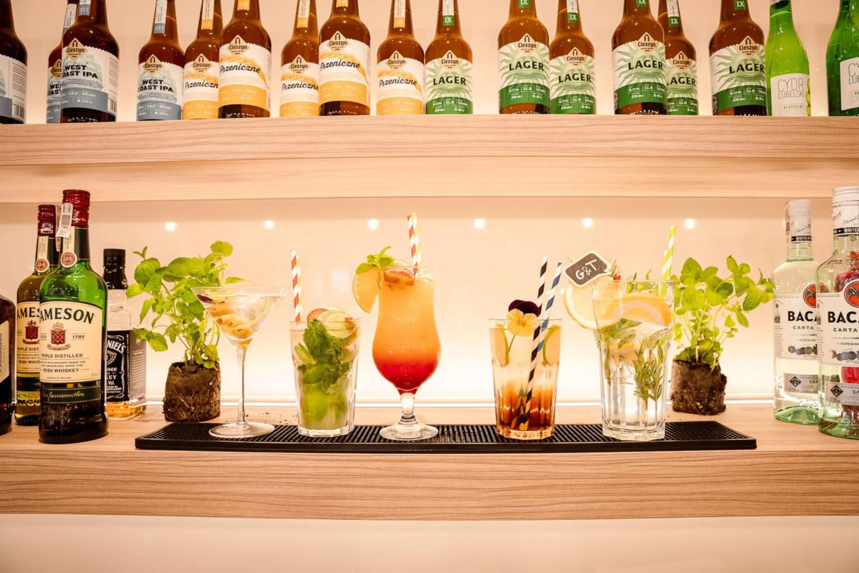 Lounge or bar in Holiday Inn Express Warsaw - Mokotow by IHG