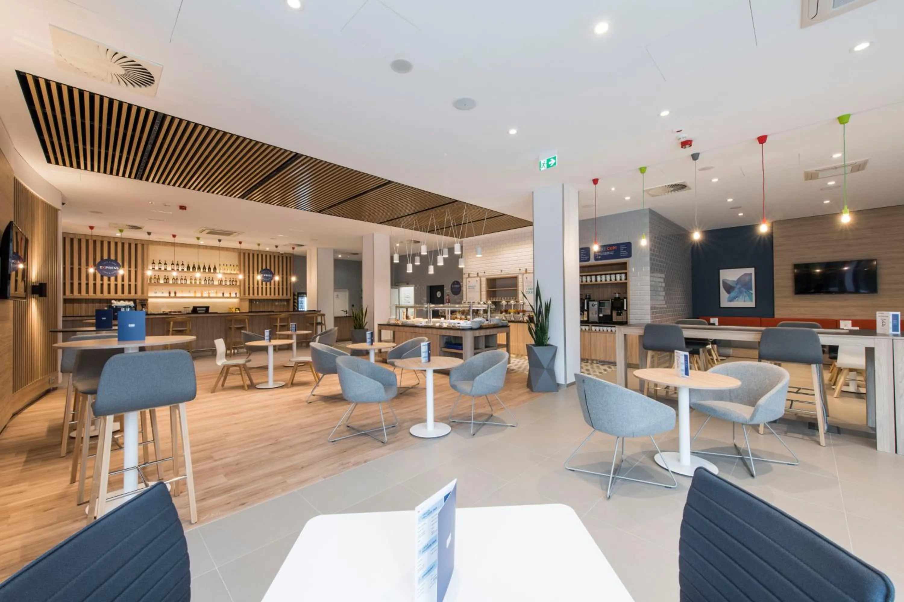 Restaurant/places to eat in Holiday Inn Express Warsaw - Mokotow by IHG