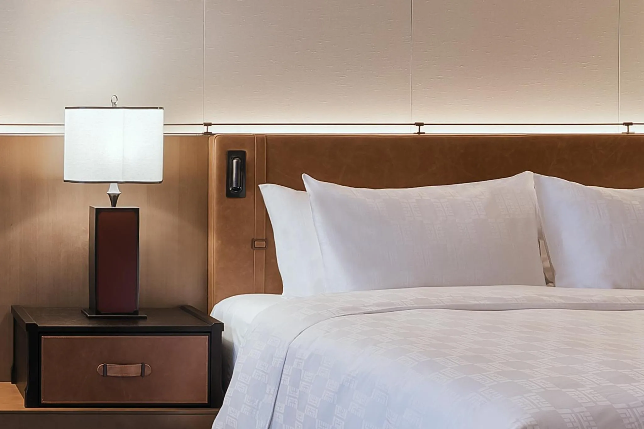 Photo of the whole room, Bed in HUALUXE Nanjing Yangtze River